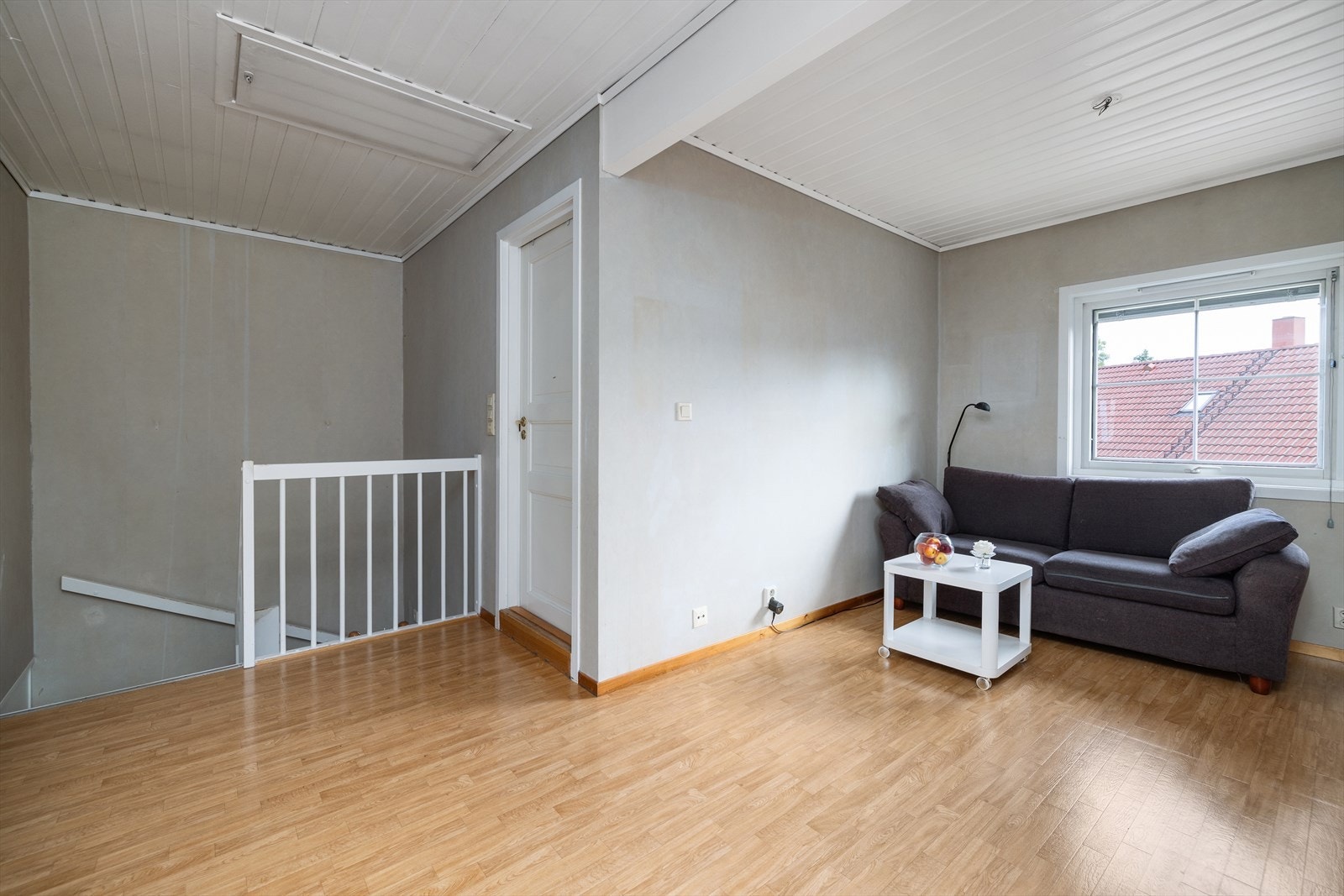 Stue i 2. etasje med adkomst opp til loftet. Stuen kan enkelt gjøres om til soverom som er opprinnelig planløsning og godkjent inndeling iht. plantegninger. Galleribilde