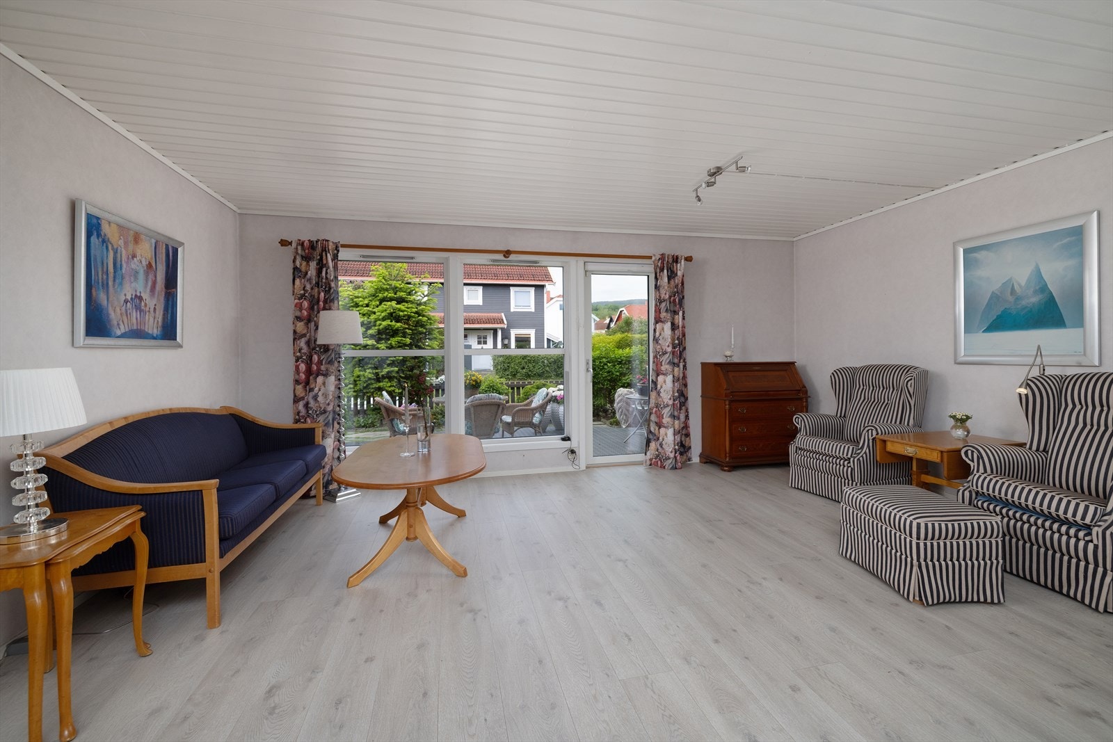 Store vinduer, mye lysinnslipp og dør ut til uteplassen. Galleribilde