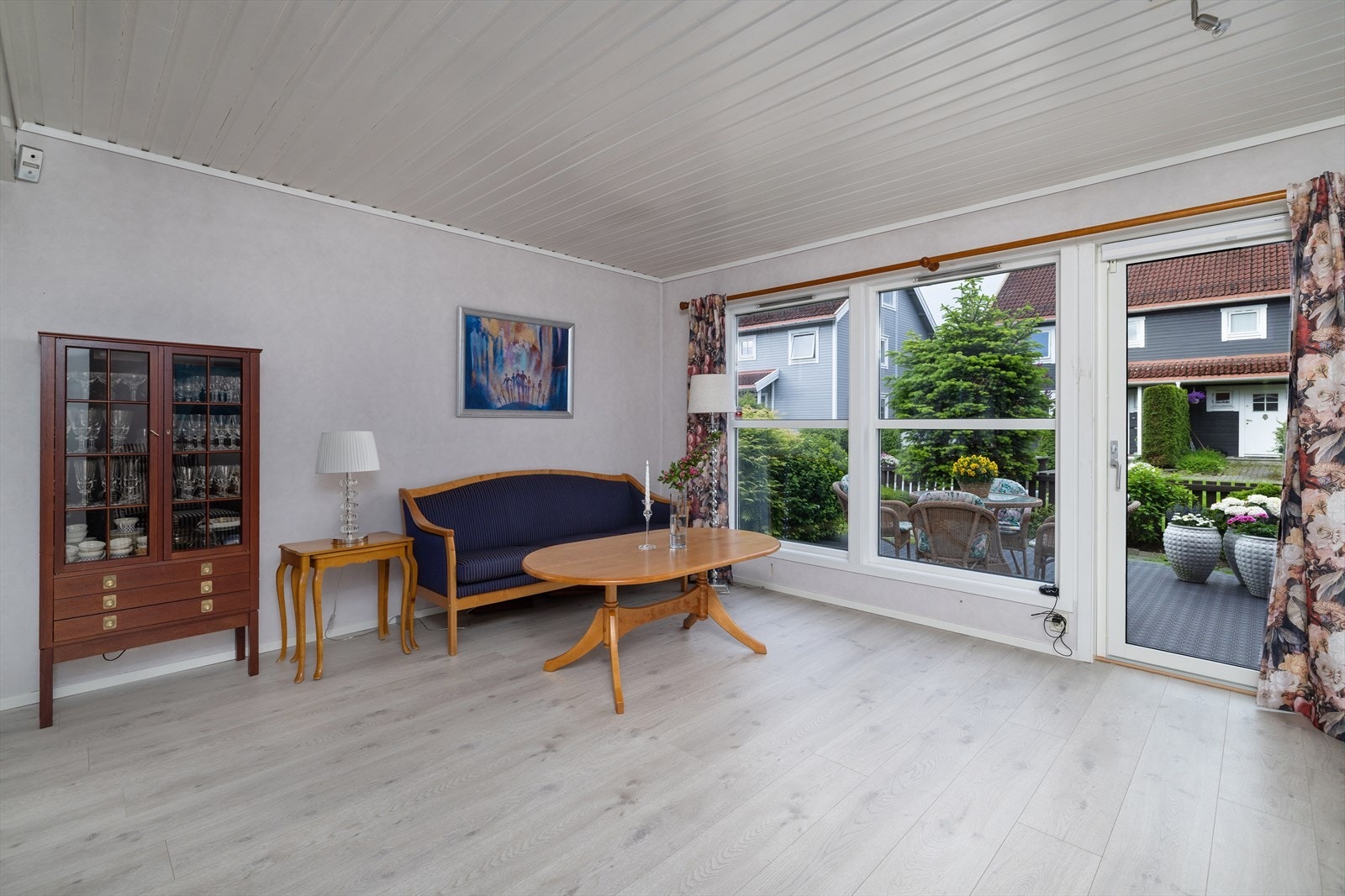 Stue med utgang til terrasse. Galleribilde