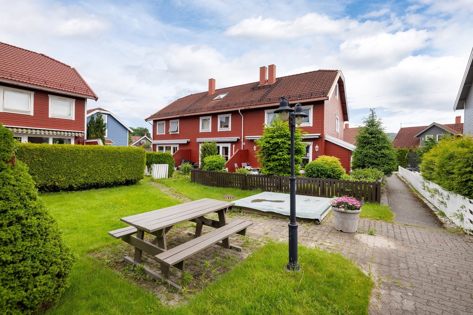 Felles grøntområde rett utenfor hagen med bl.a. sittebenk og sandkasse. Galleribilde