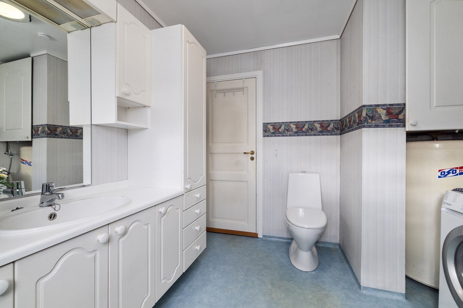 Badet er opprinnelig fra byggeår. I dag har badet tapet på vegger, slette overflater i himlingen og vinylbelegg på gulvet. Opplegg for vaskemaskin. Galleribilde