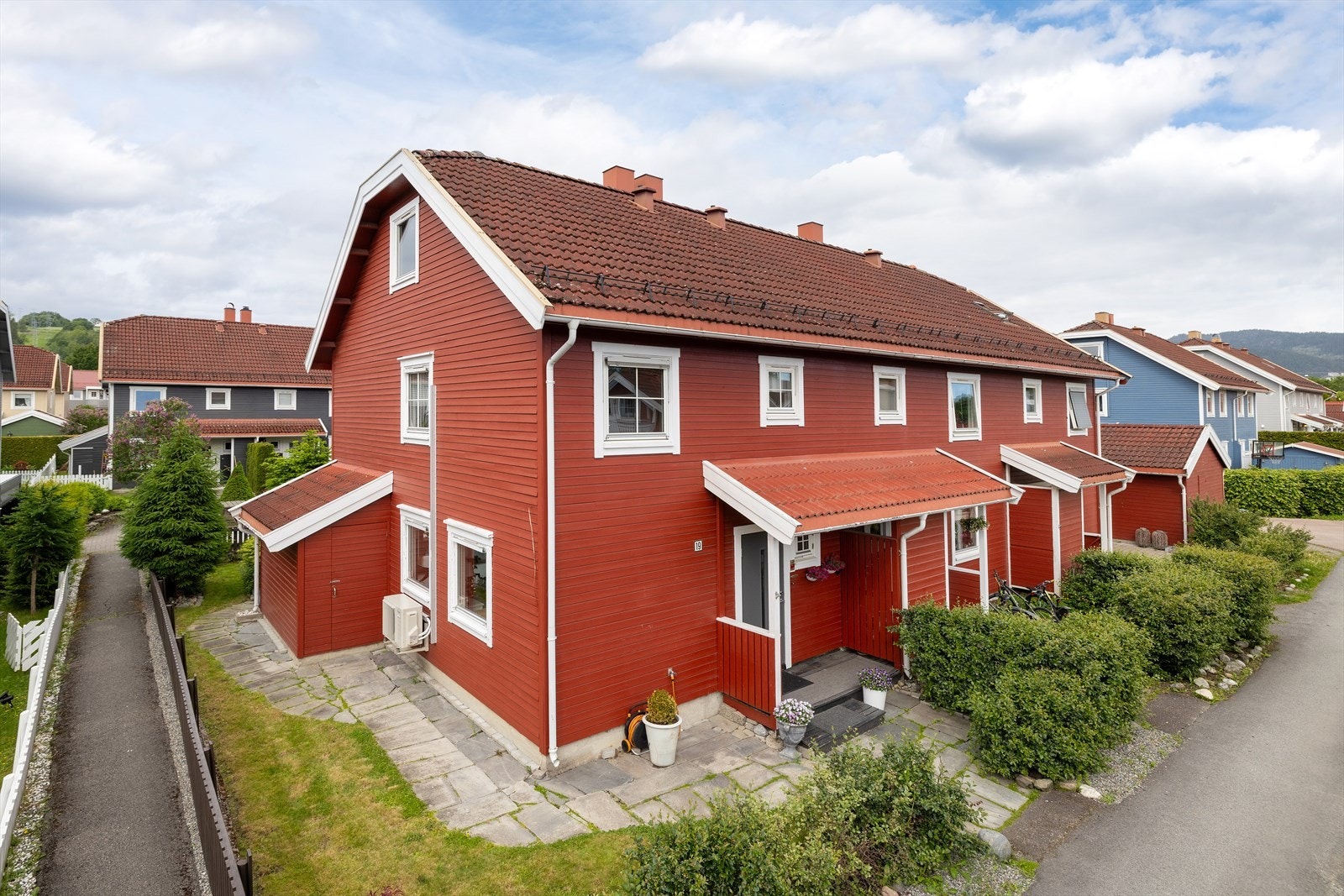 På fremsiden av huset er det steinheller, overbygd inngangsparti og utebod på siden av husveggen. Galleribilde