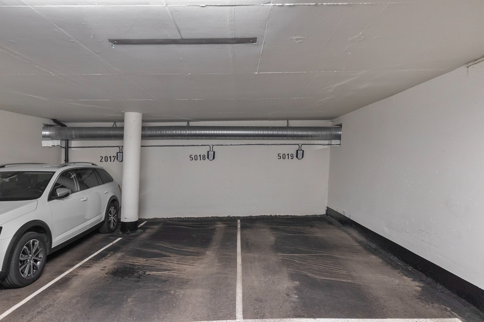 Garasjeplass med el-bil lader følger leiligheten ved salg. Plassen er merket med leilighetsnummeret (5018). Galleribilde