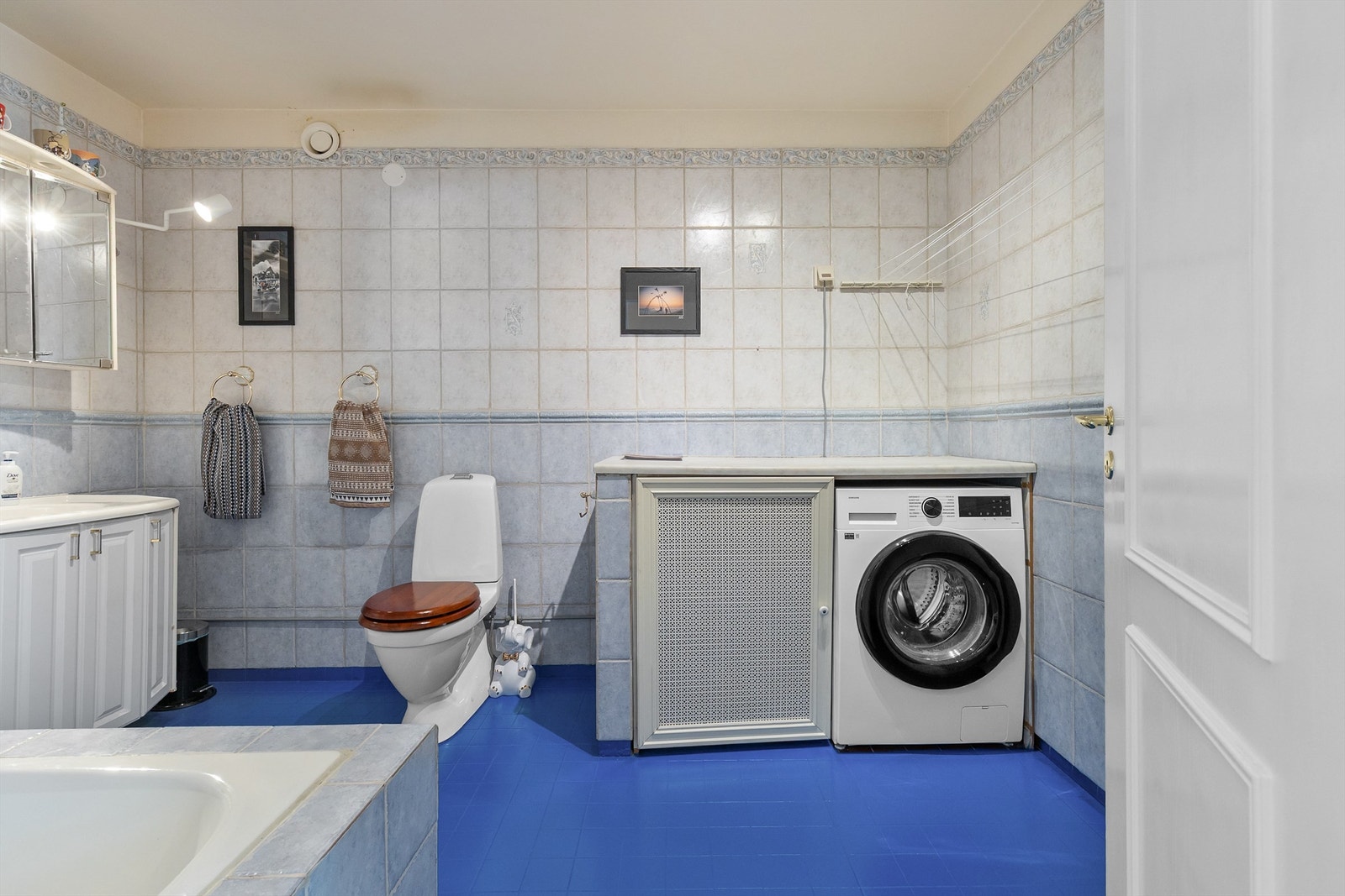 Badet er av god størrelse med flislagte gulv og vegger. Galleribilde