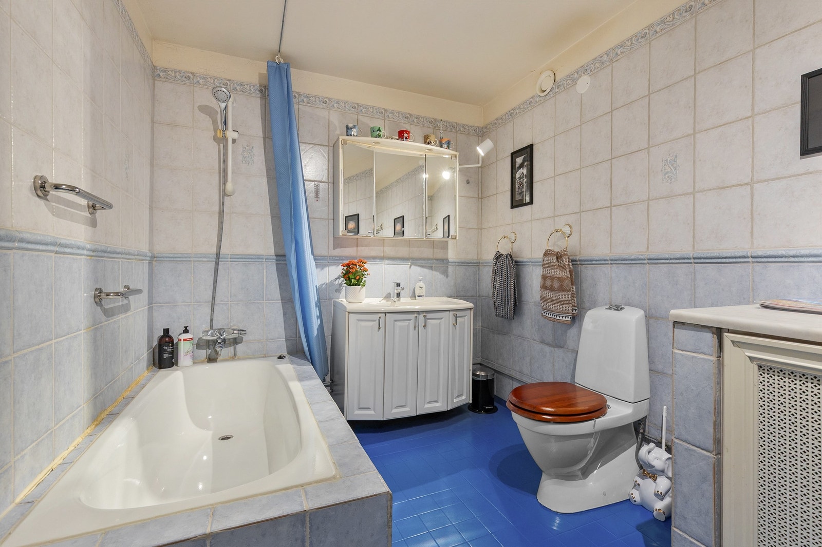 Badet er innredet med klosett, servant nedfelt i innredning og innmurt badekar. Galleribilde