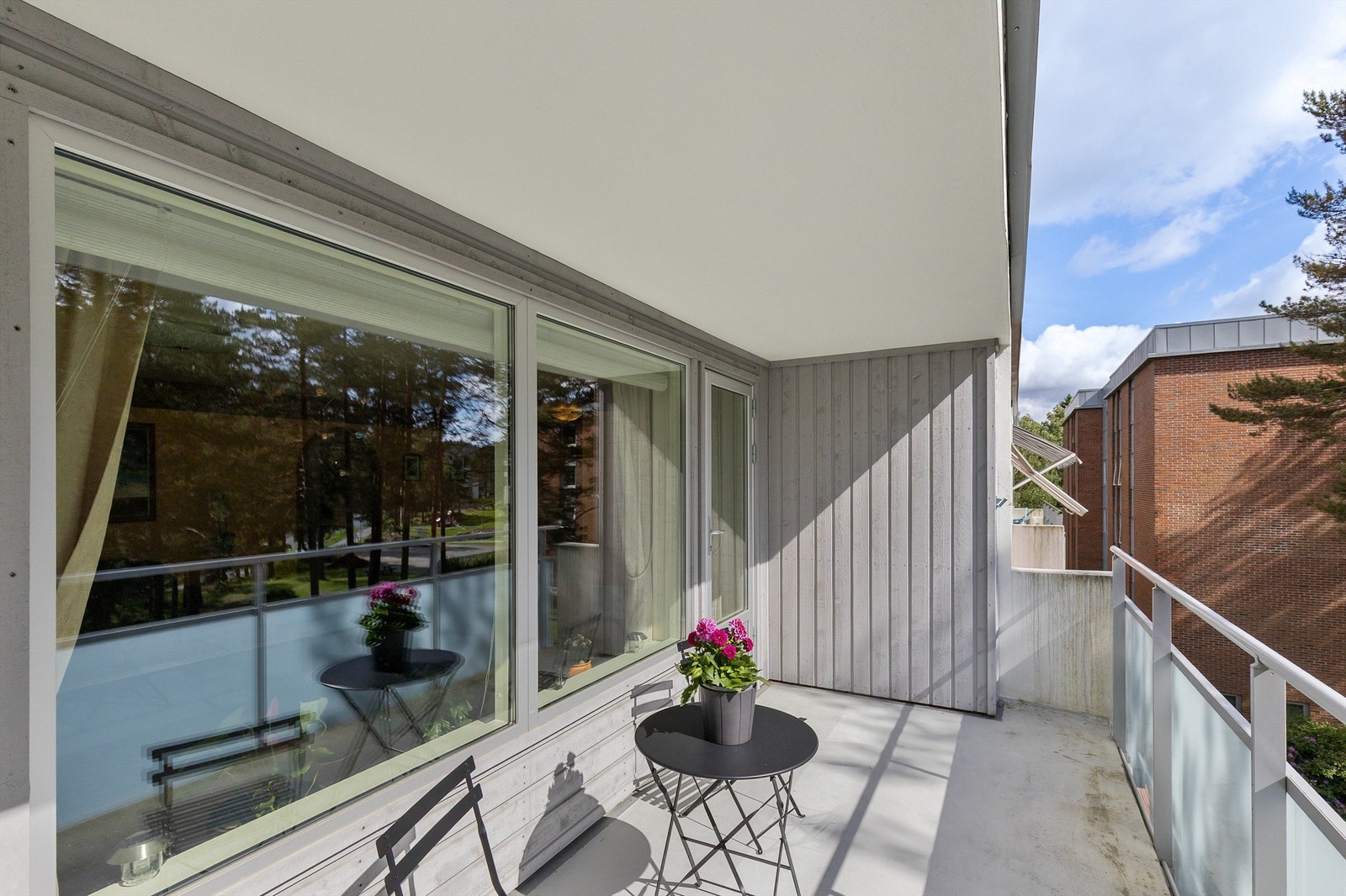 Leiligheten har en herlig, sydvestvendt balkong med god plass til å nyte årets varmere dager i eget hjem. Foto: Pål Aanerud Galleribilde