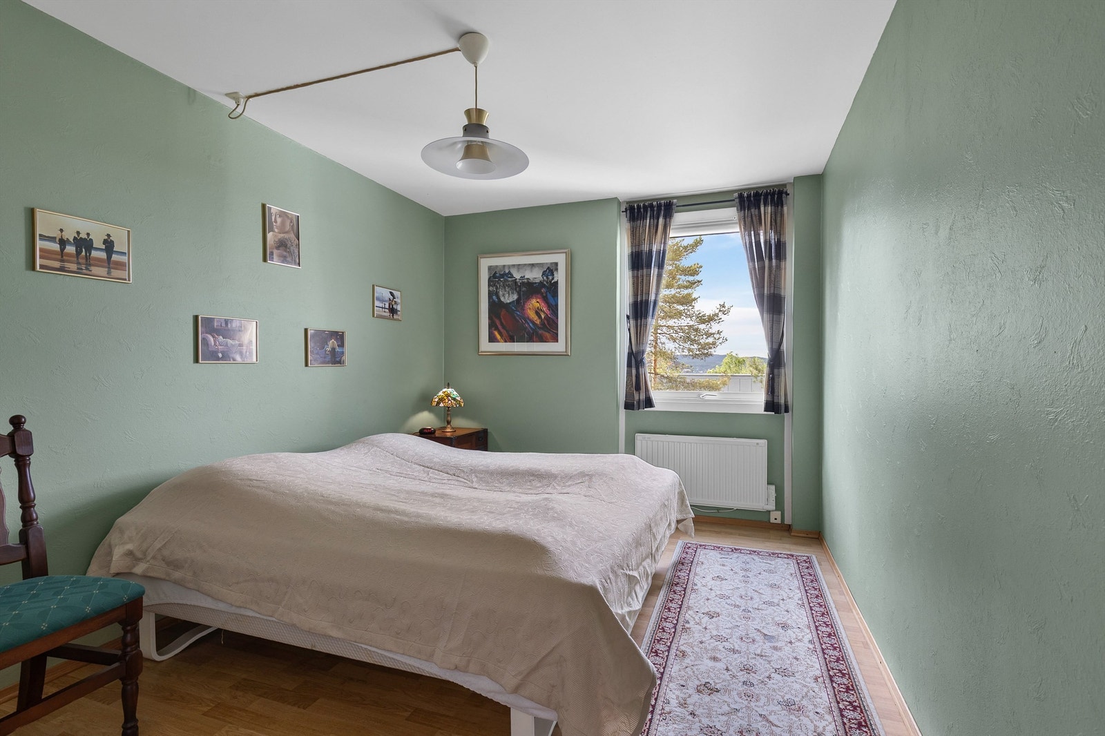 Også dette soverommet har plass til garderobeskap og utsikt mot grøntområder. Galleribilde