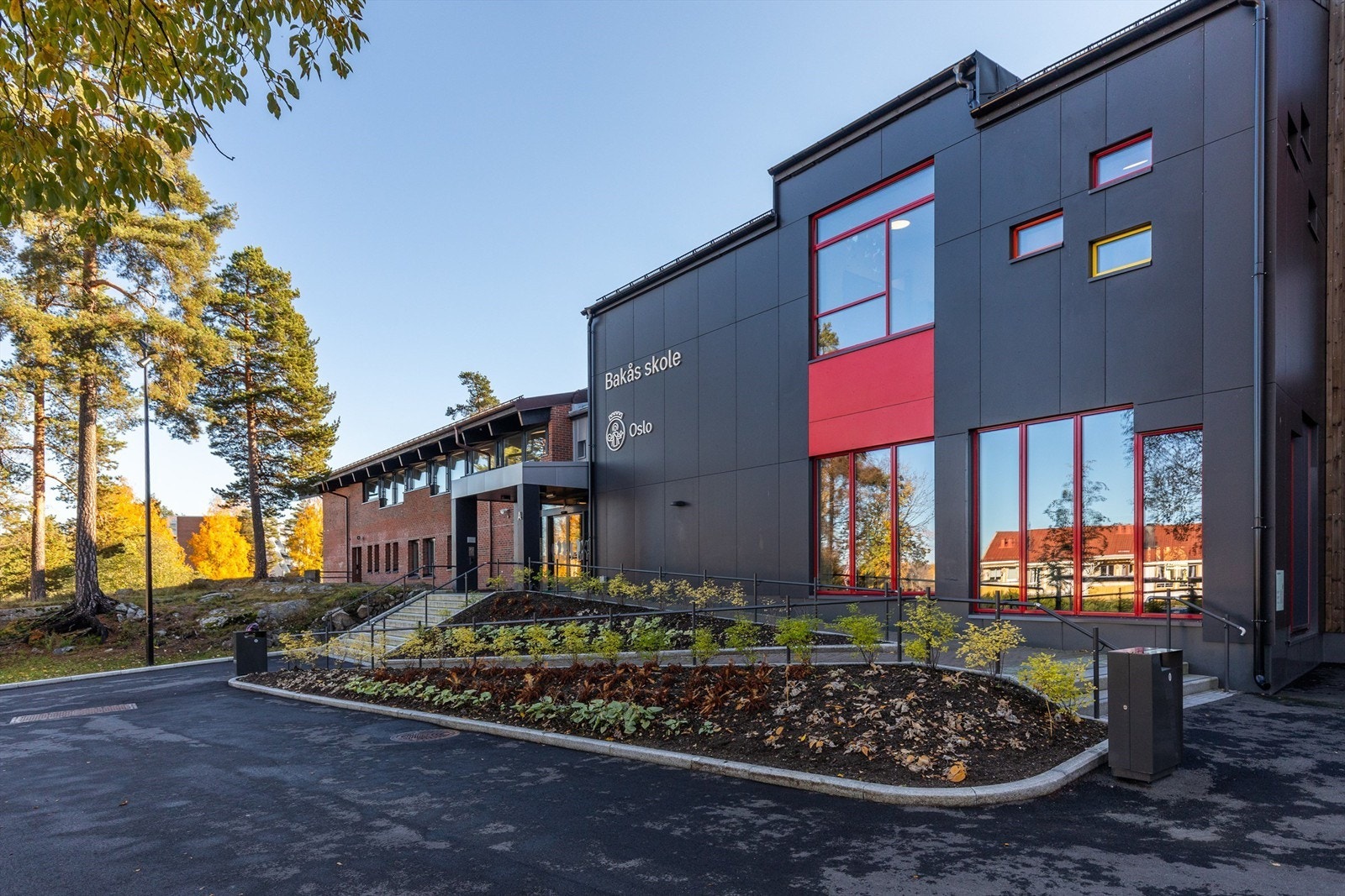 Boligen sogner til Bakås skole, som ligger i kort gangavstand. Galleribilde