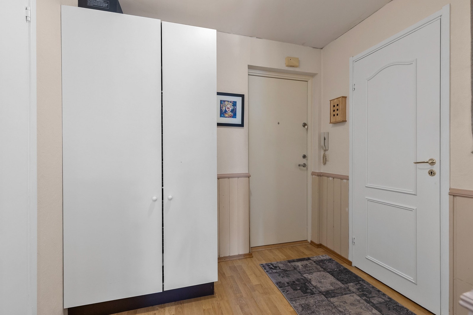 Entréen gir et godt førsteinntrykk, med plass til garderobeskap for yttertøy og sko. Galleribilde