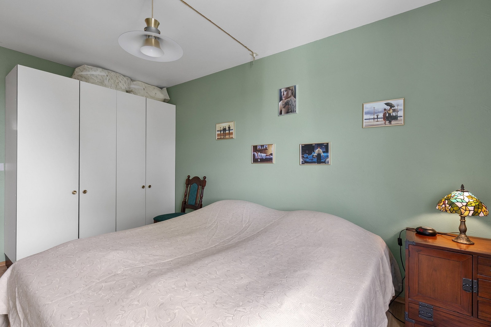 Hovedsoverommet er av god størrelse med plass til dobbeltseng og tilhørende nattbord. Galleribilde