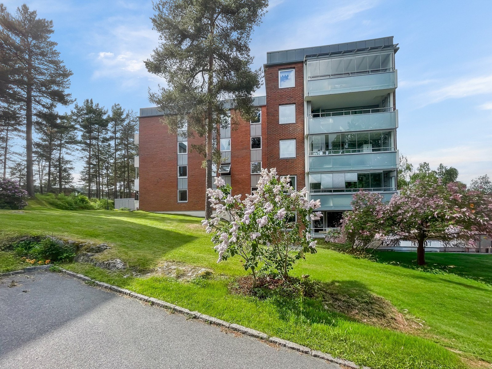 Bygget ligger i et veletablert og rolig boligområde med store, grønne fellesarealer. Galleribilde