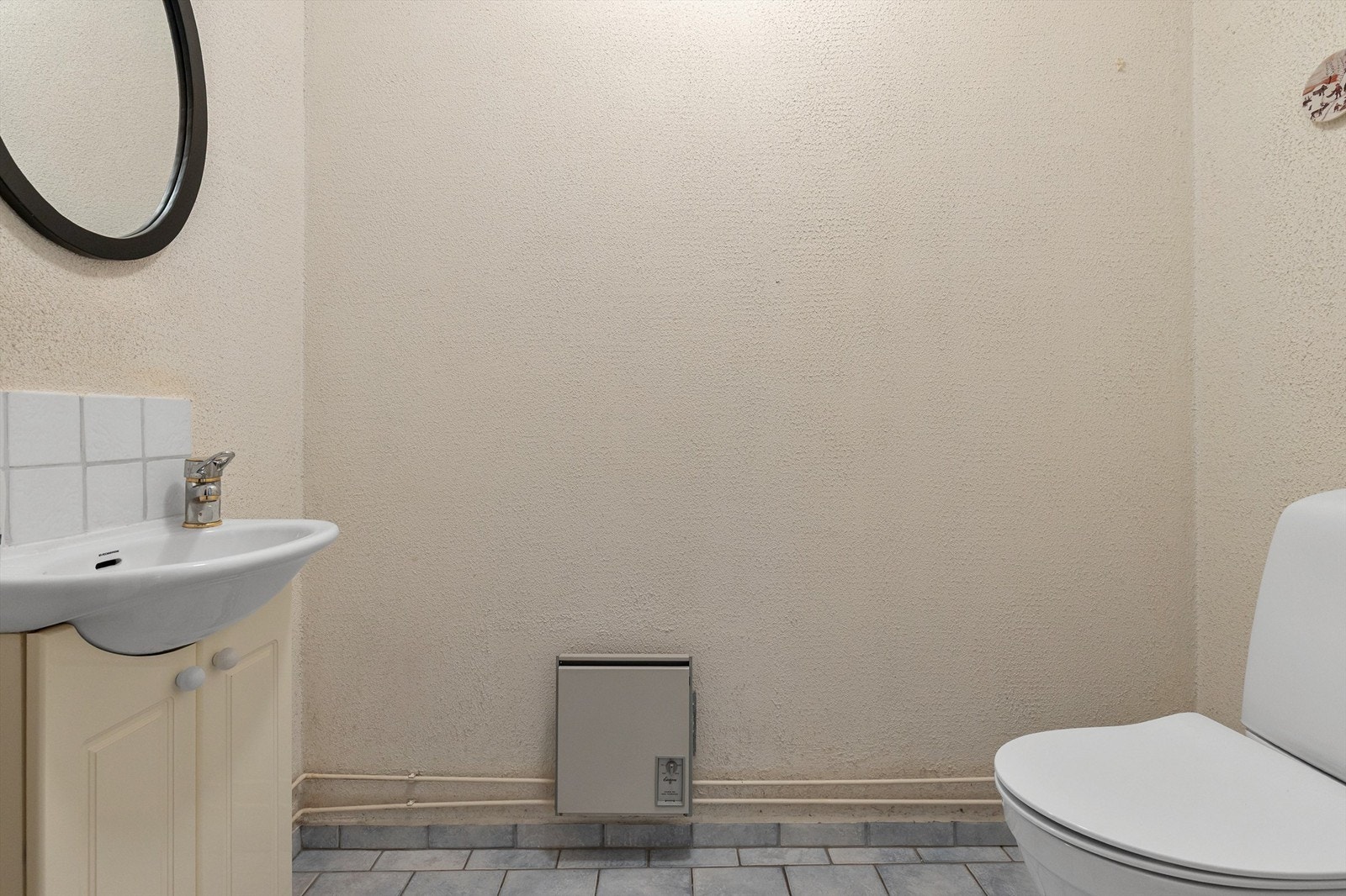 Leiligheten har et praktisk, separat toalettrom i tillegg til hovedbadet. Toalettet er innredet med klosett og servant. Galleribilde