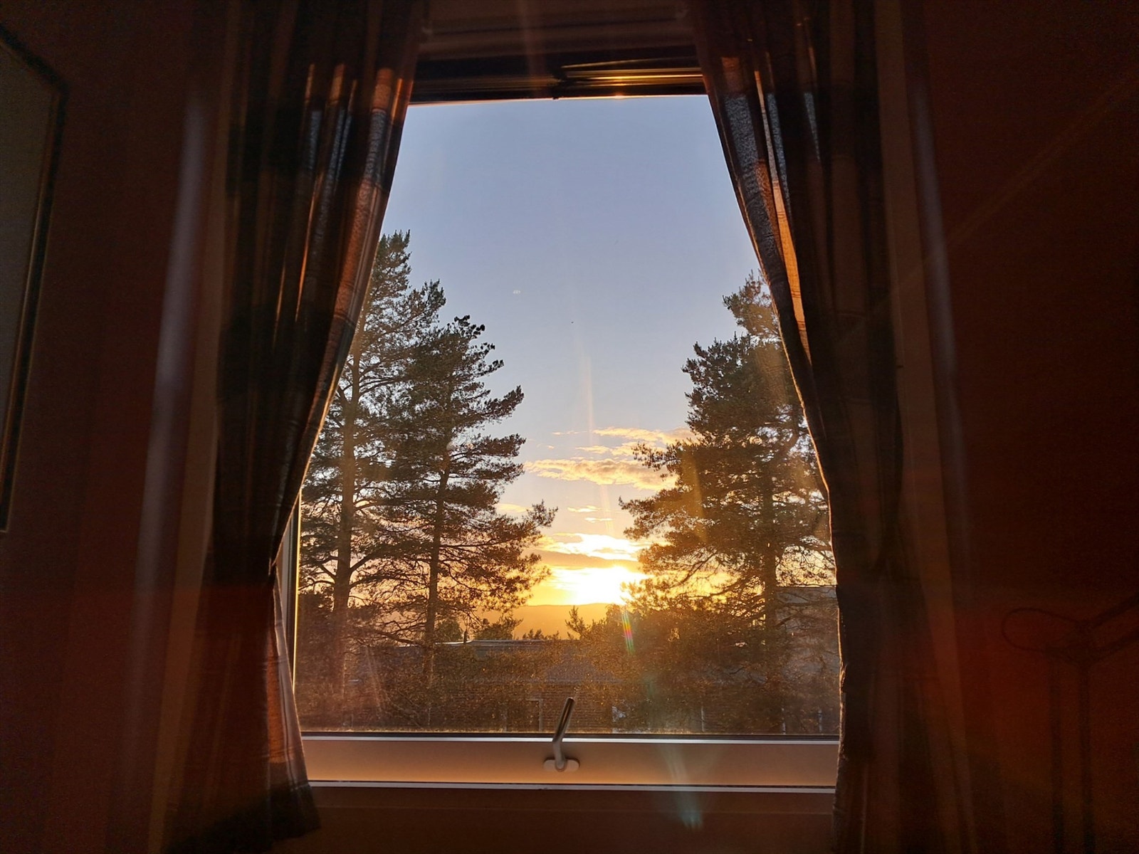 Selgers eget bilde av sollyset gjennom soveromsvinduet. Galleribilde
