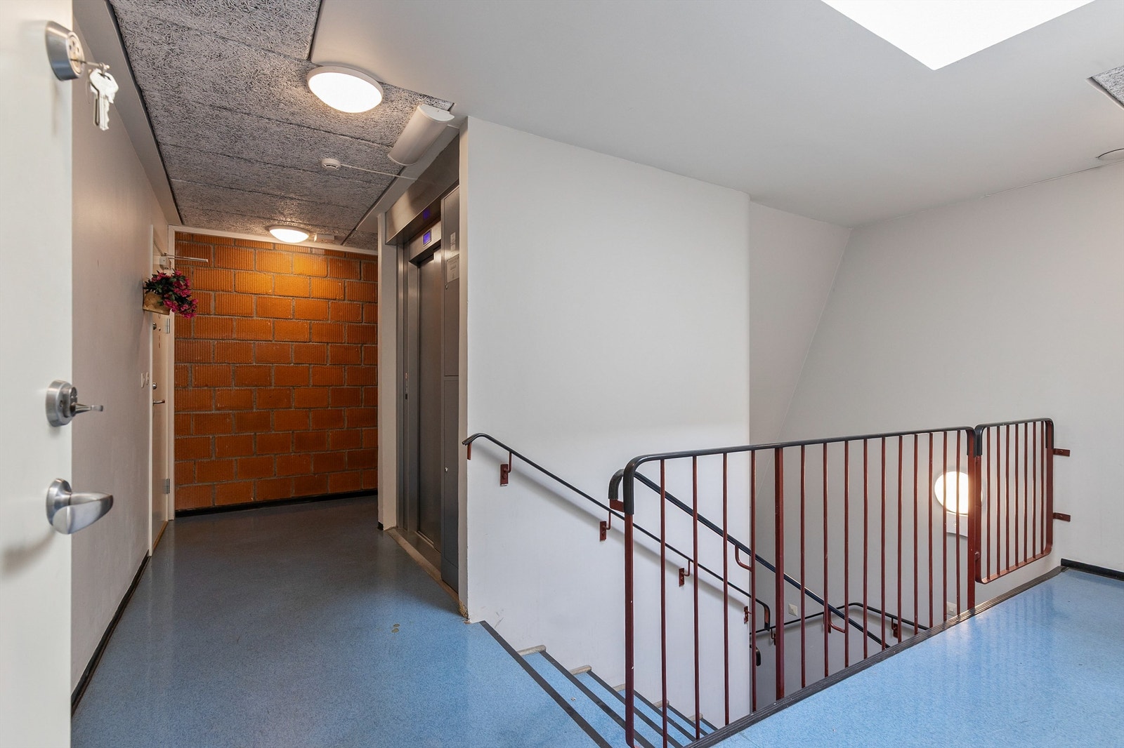 Bygget har heis. En av leilighetens to boder er praktisk plassert i samme etasje. Galleribilde