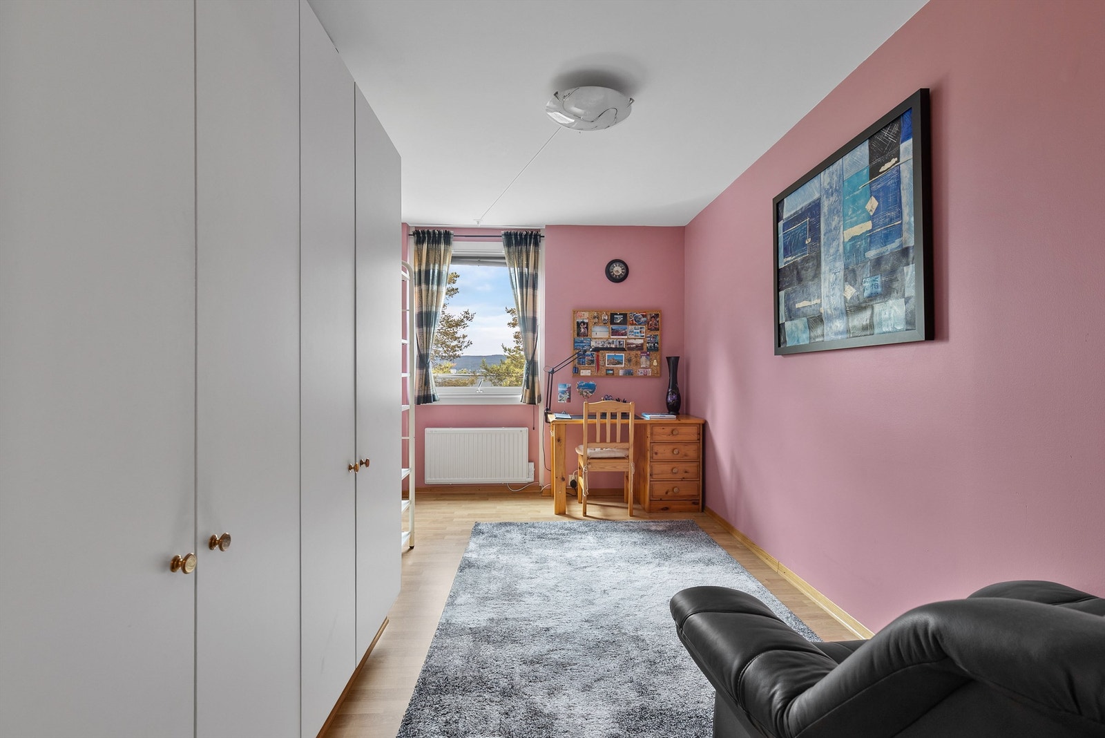 Det andre soverommet egner seg godt som barnerom, gjesterom eller kontor. Galleribilde