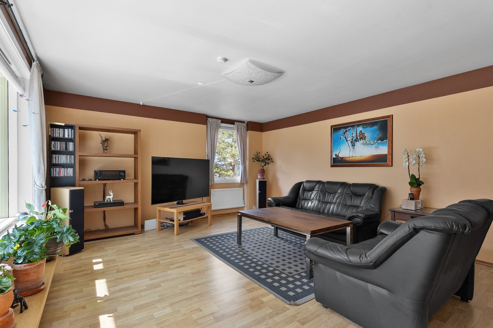 Stuen er boligens samlingspunkt og har god plass til sofa, salongbord og TV-seksjon. Galleribilde