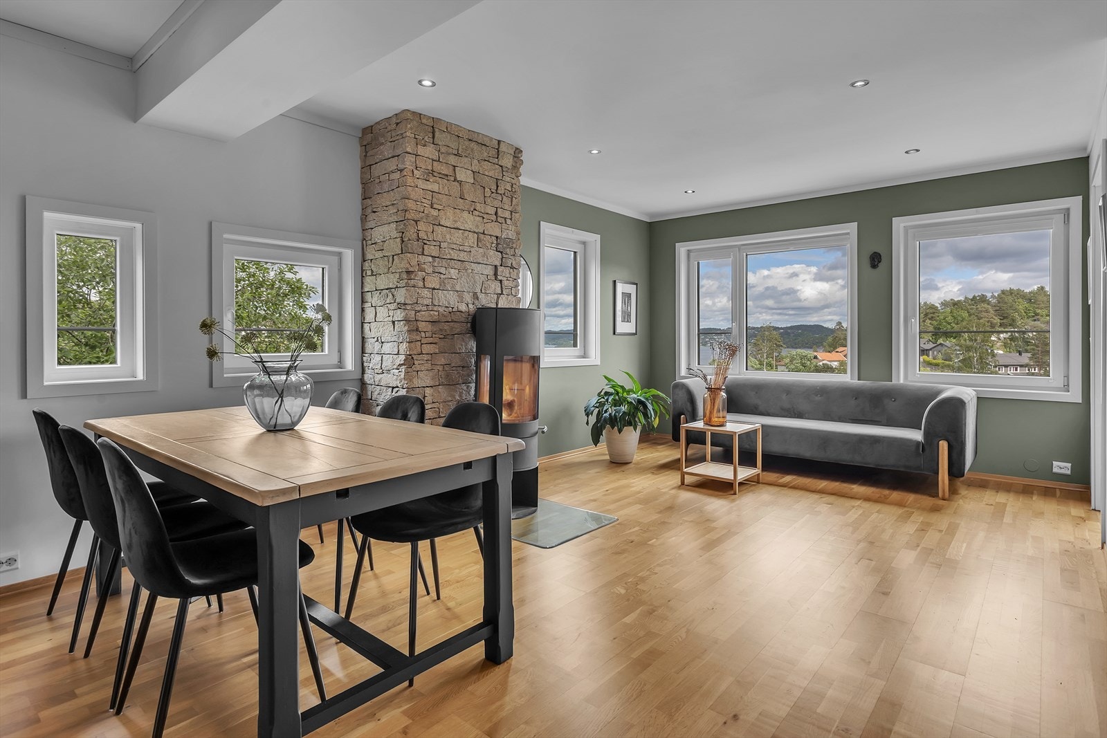 Velkommen til en lys og romslig leilighet over to plan med moderne kvaliteter og fantastisk utsikt! Denne flotte stuen byr på en åpen og gjennomtenkt planløsning hvor naturlige soner gir god plass til salong og spisestuemøblement. Galleribilde
