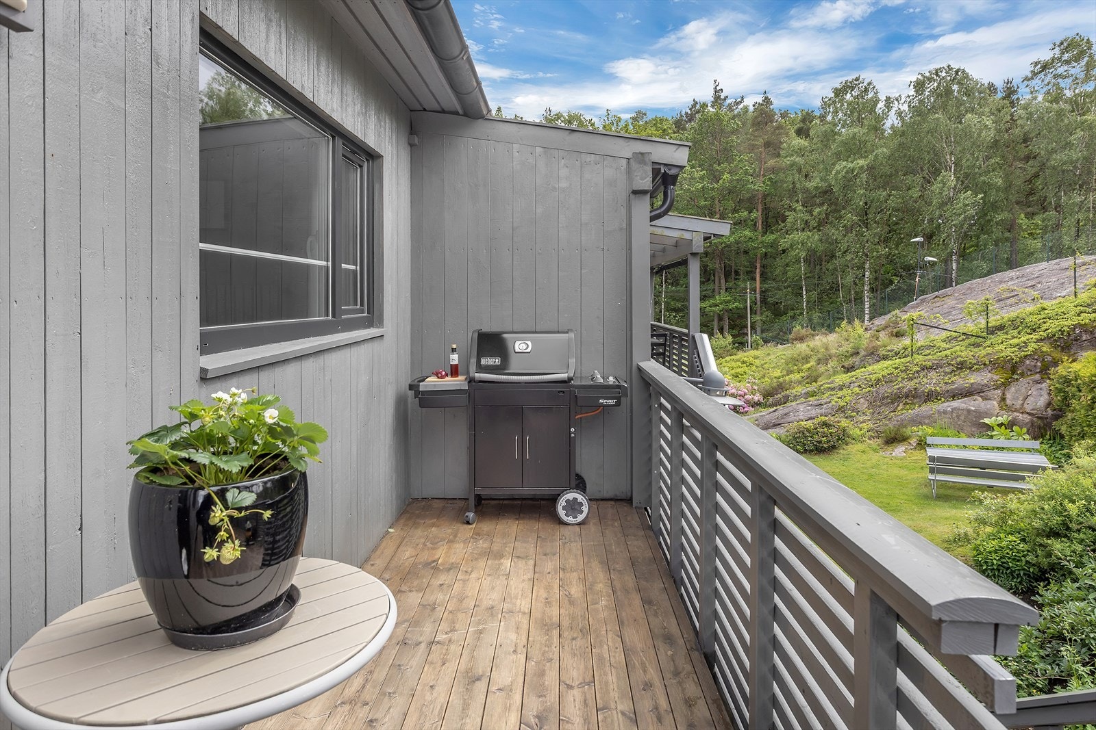 God plass til grill og utemøbler. Galleribilde