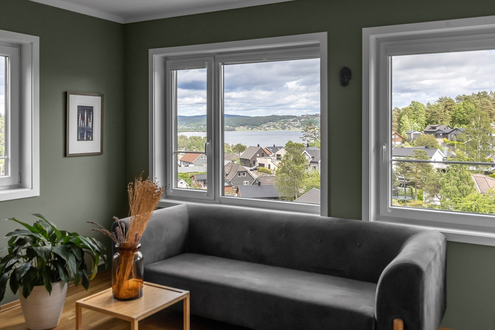 Fra stuen har du et herlig utsyn mot vakre Topdalsfjorden. Galleribilde