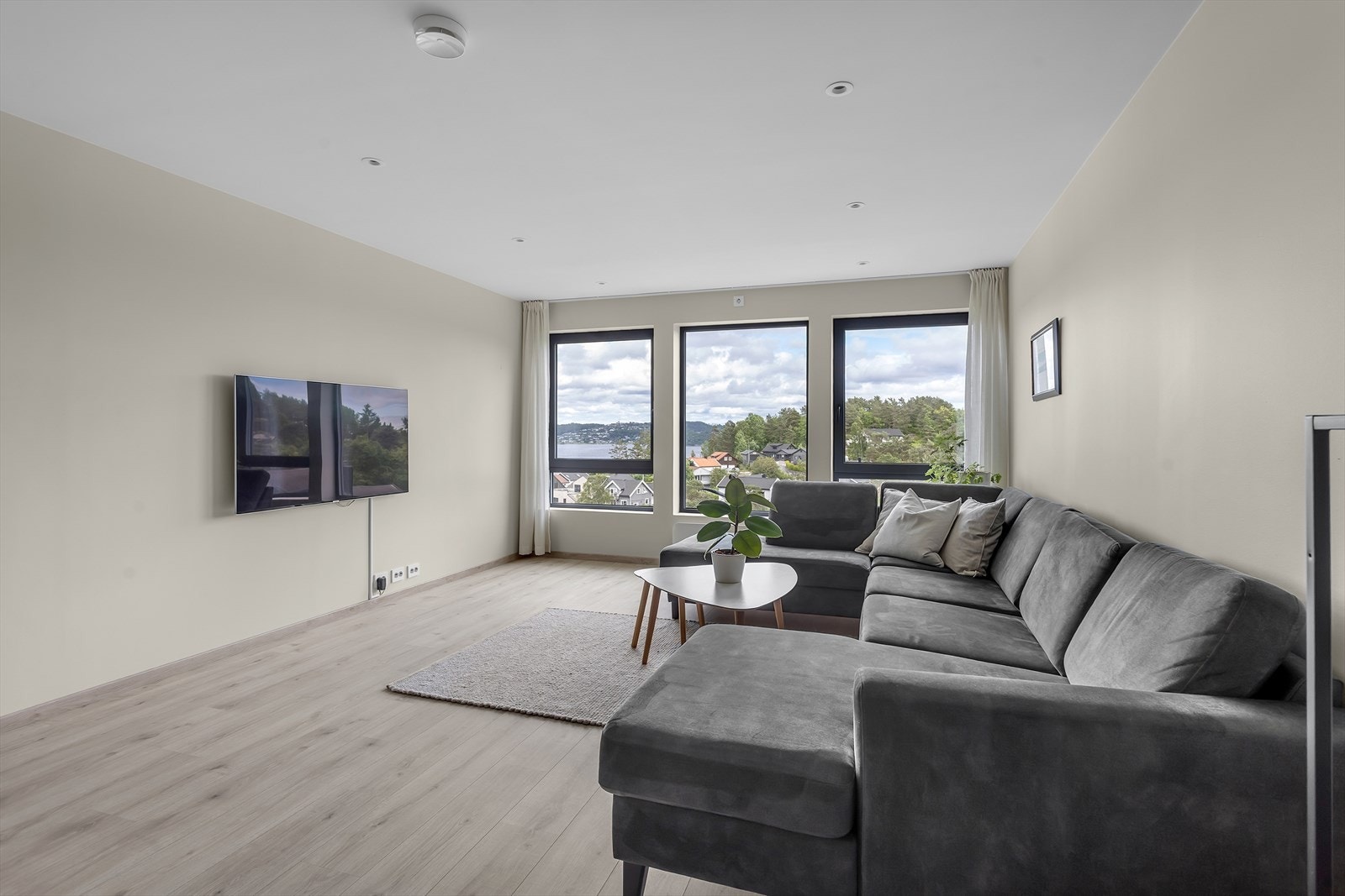 Loftstuen byr i tillegg på en fantastisk utsikt mot Topdalsfjorden og nærområdet, noe som skaper en fredelig og harmonisk atmosfære. Galleribilde