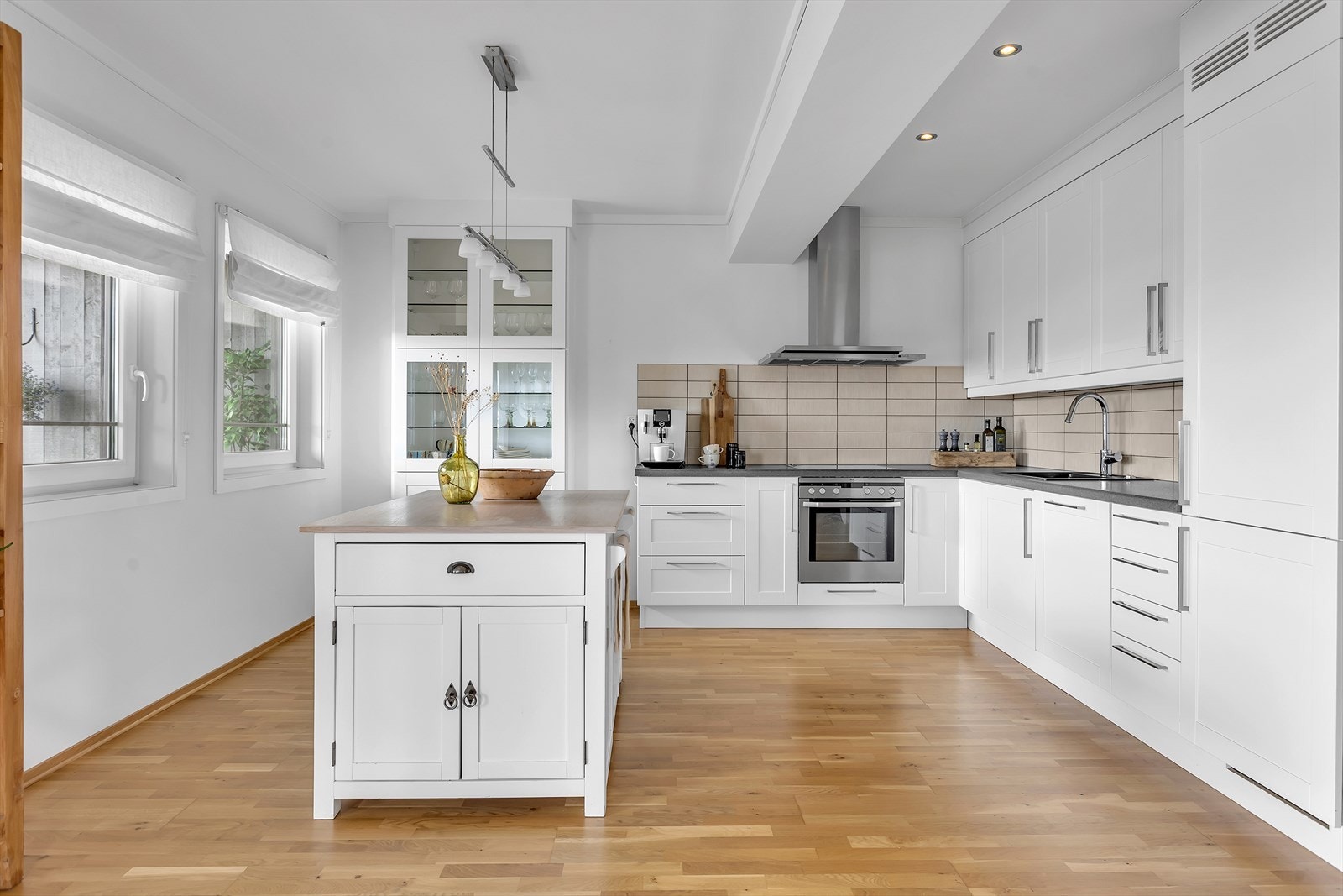 Kjøkkenet er levert av kvalitetsleverandøren Strai og preges av et moderne og tidløst design. Her finner du godt med skap- og benkeplass, noe som sikrer en praktisk og ryddig arbeidsflate til matlaging. Galleribilde