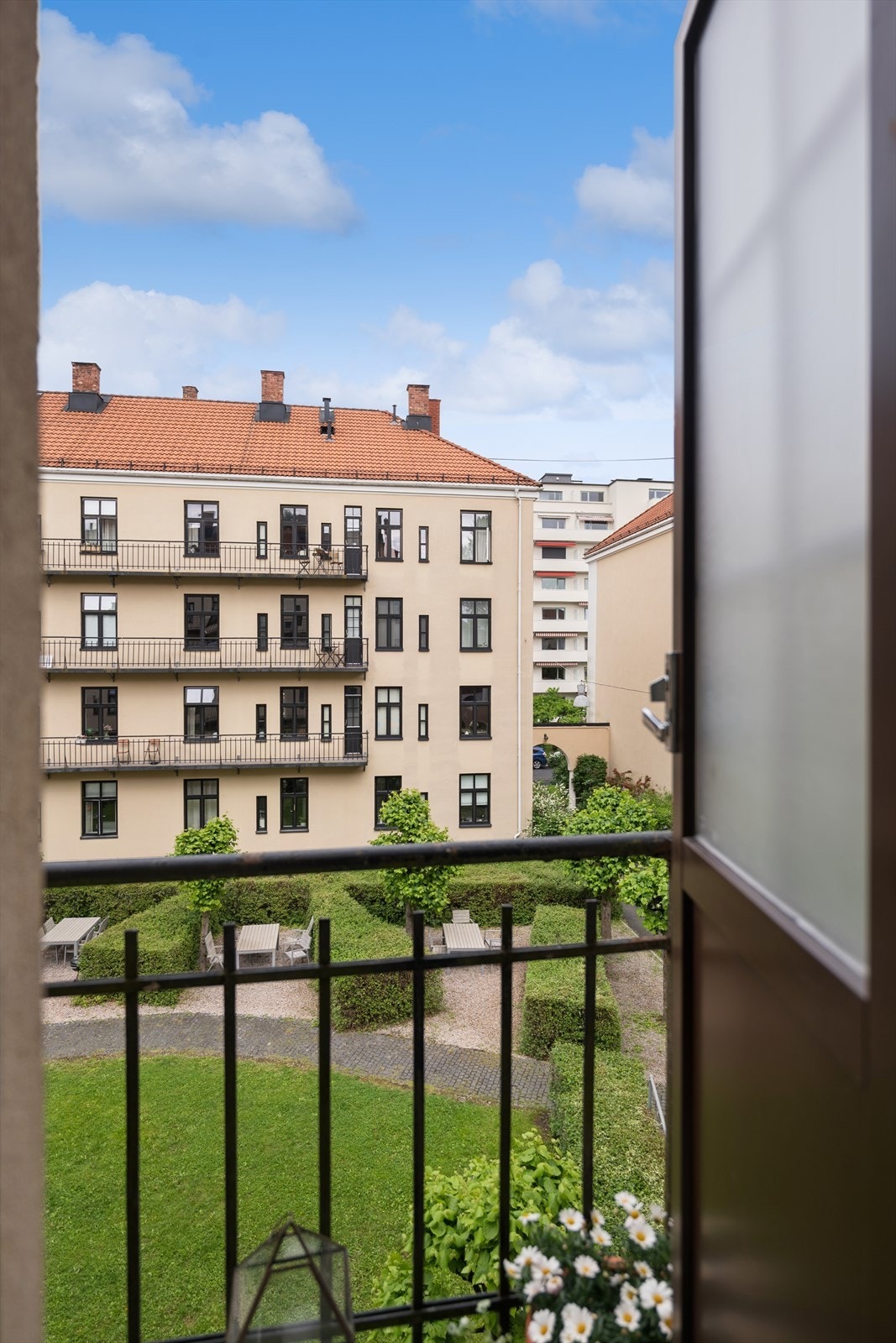 Fra baderommet er det utgang til brannbalkong med utsyn mot en hyggelig og pent opparbeidet bakgård - en fin ekstra kvalitet. Galleribilde