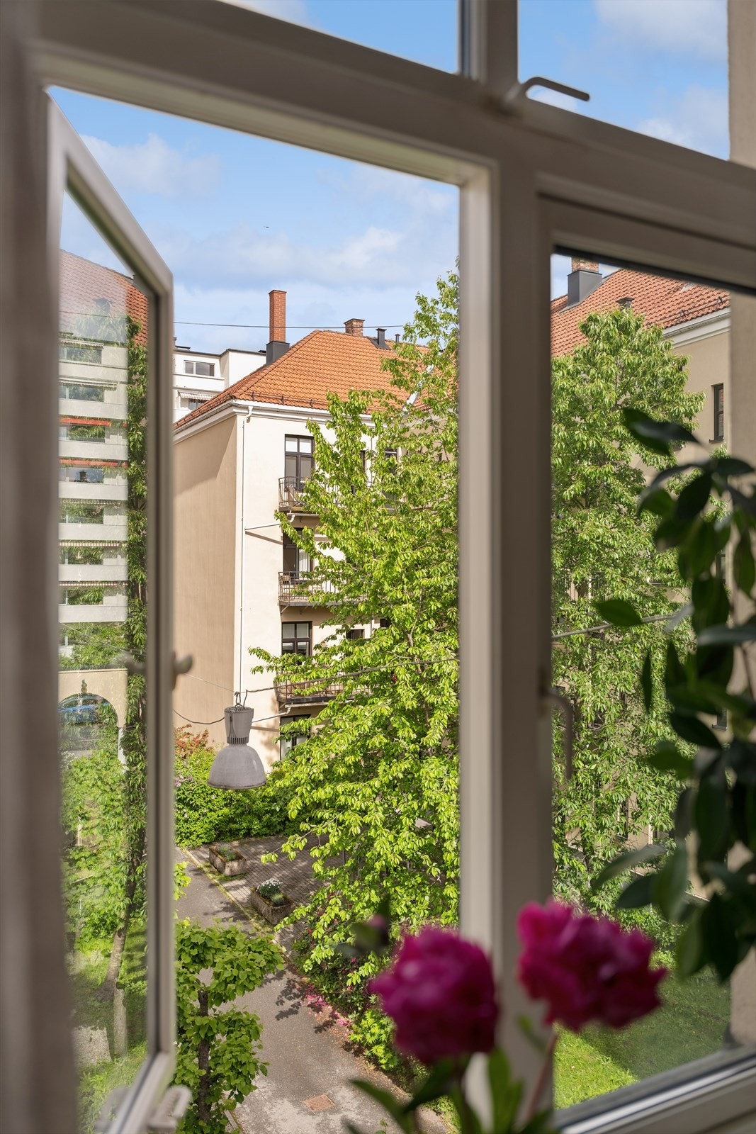 Soverommet vender inn mot en rolig bakgård, noe som gir en skjermet beliggenhet og gode forutsetninger for en avslappende natts søvn. Galleribilde