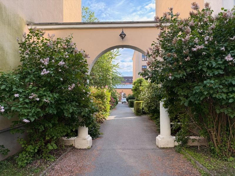 Som beboer har du tilgang til en svært hyggelig felles bakgård. ( Foto: selger). Galleribilde