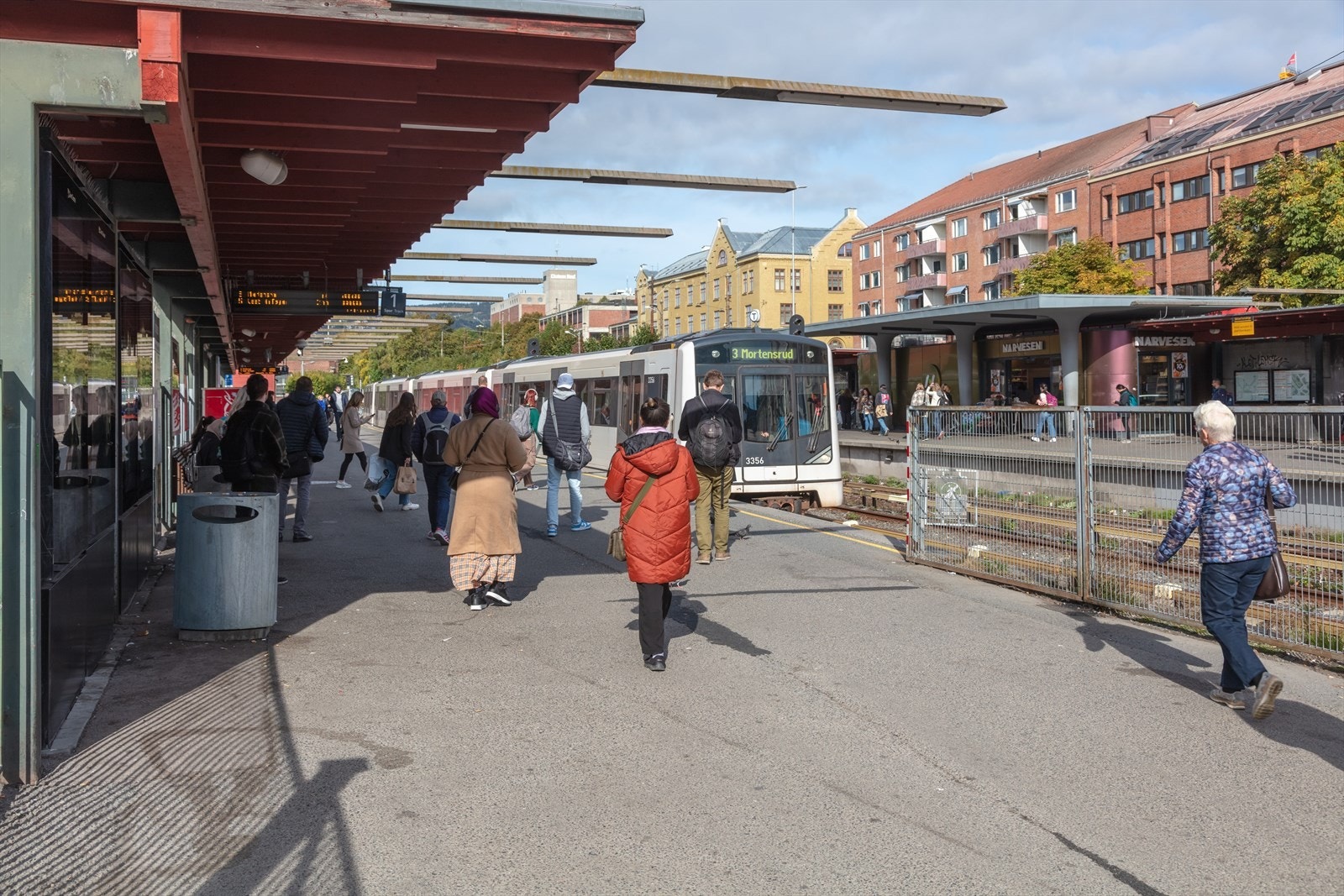 Kollektivtilbudet fra Majorstuen er meget godt, med både t-bane, trikk og buss lett tilgjengelig. Majorstuen T-banestasjon er et viktig knutepunkt som gir enkel tilgang til hele Oslo og omegn. Galleribilde