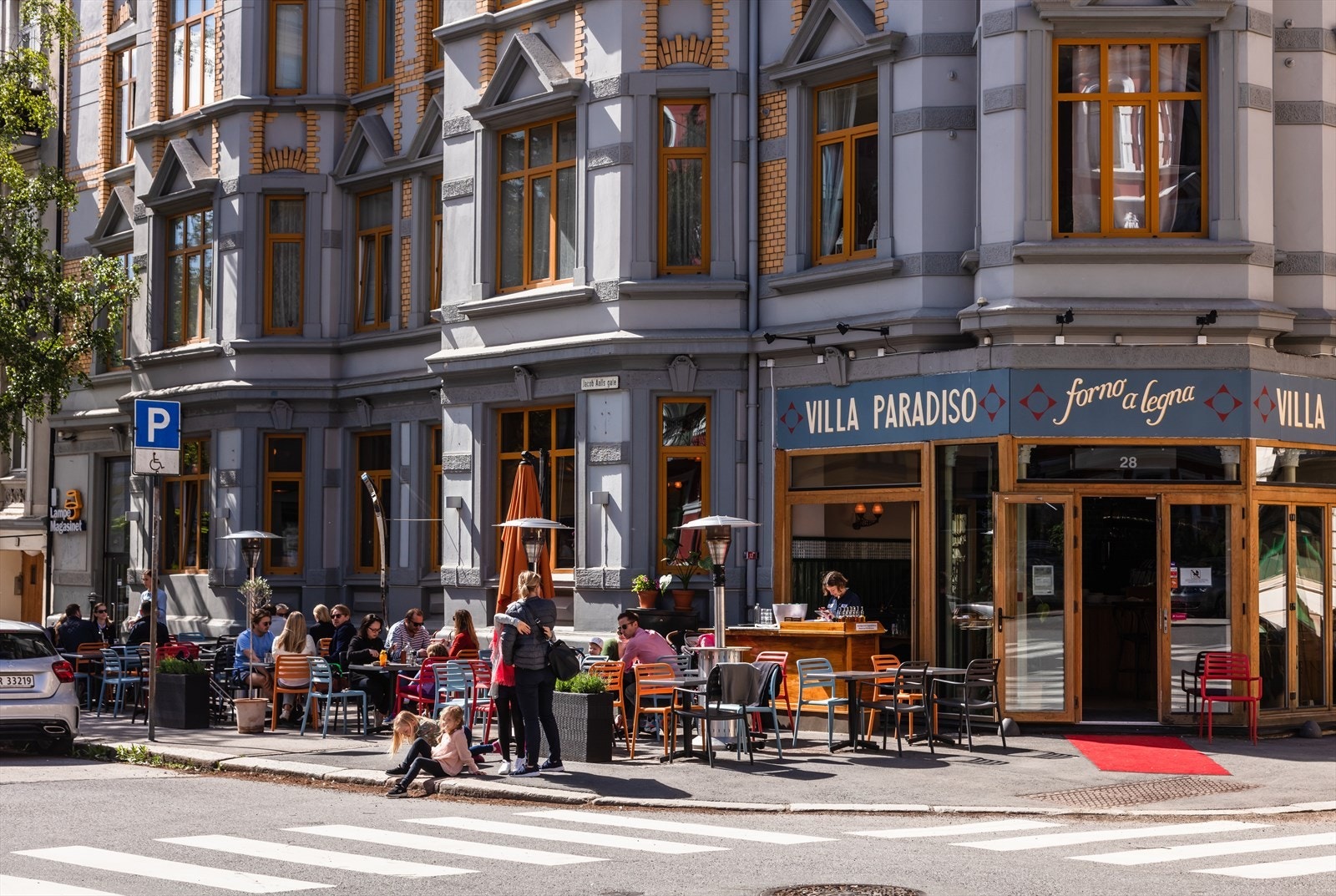 Majorstuen har også et stort utvalg av restauranter med både internasjonalt og nordisk kjøkken, mange av dem med koselige uteserveringer som skaper en hyggelig atmosfære. Galleribilde
