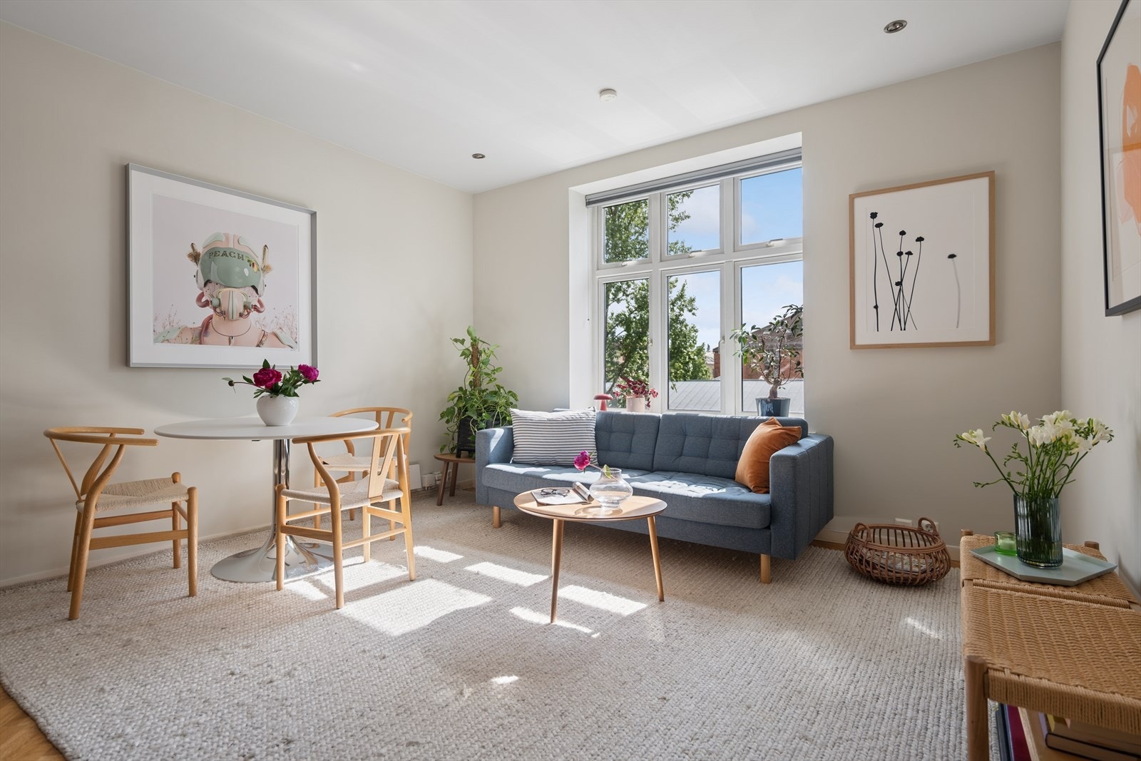 Det store vinduet slipper inn rikelig med naturlig lys. Galleribilde