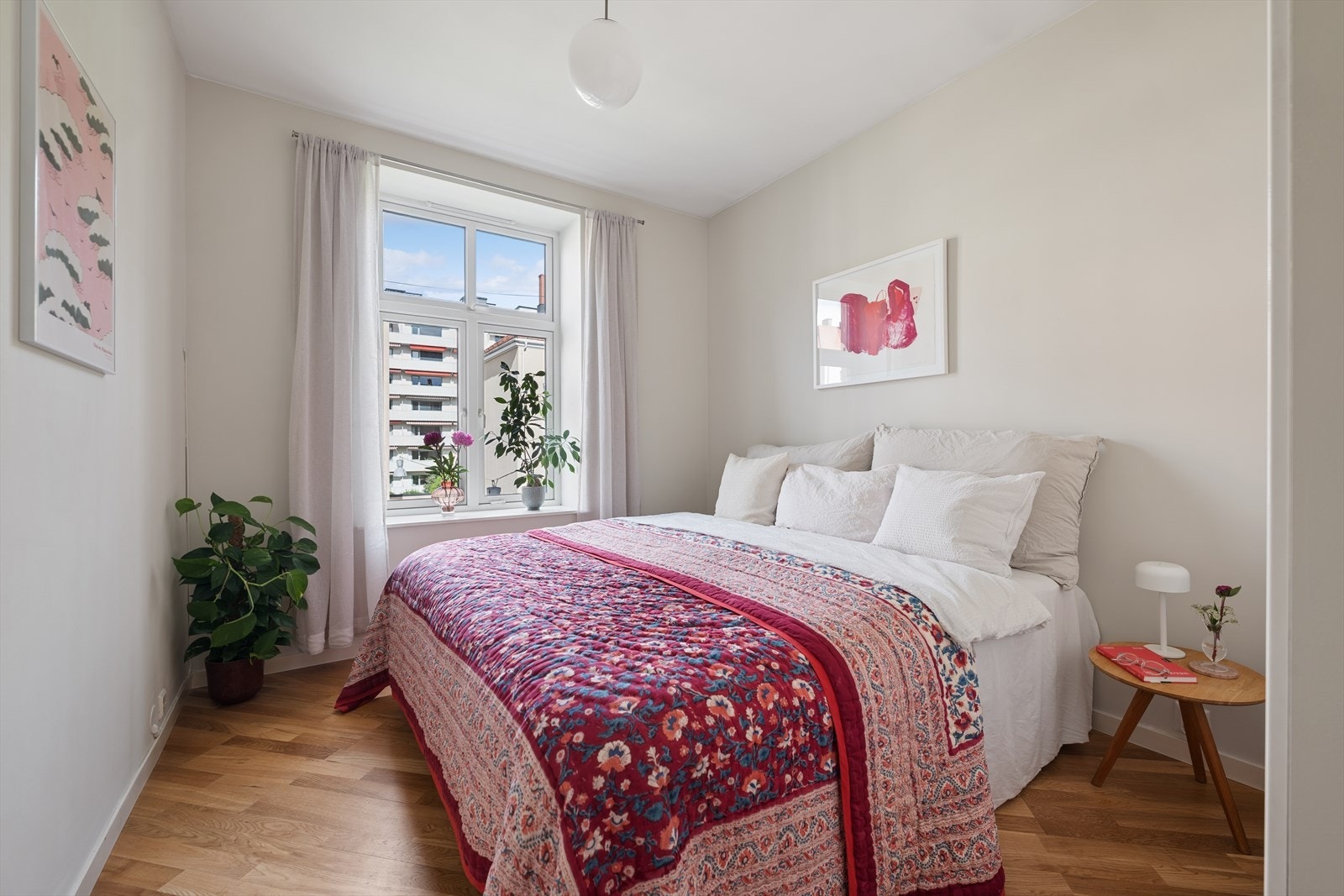 Romslig og innbydende soverom med en lun og harmonisk atmosfære. Rommet er malt i en elegant beige fargetone som skaper et varmt og tidløst uttrykk. Galleribilde