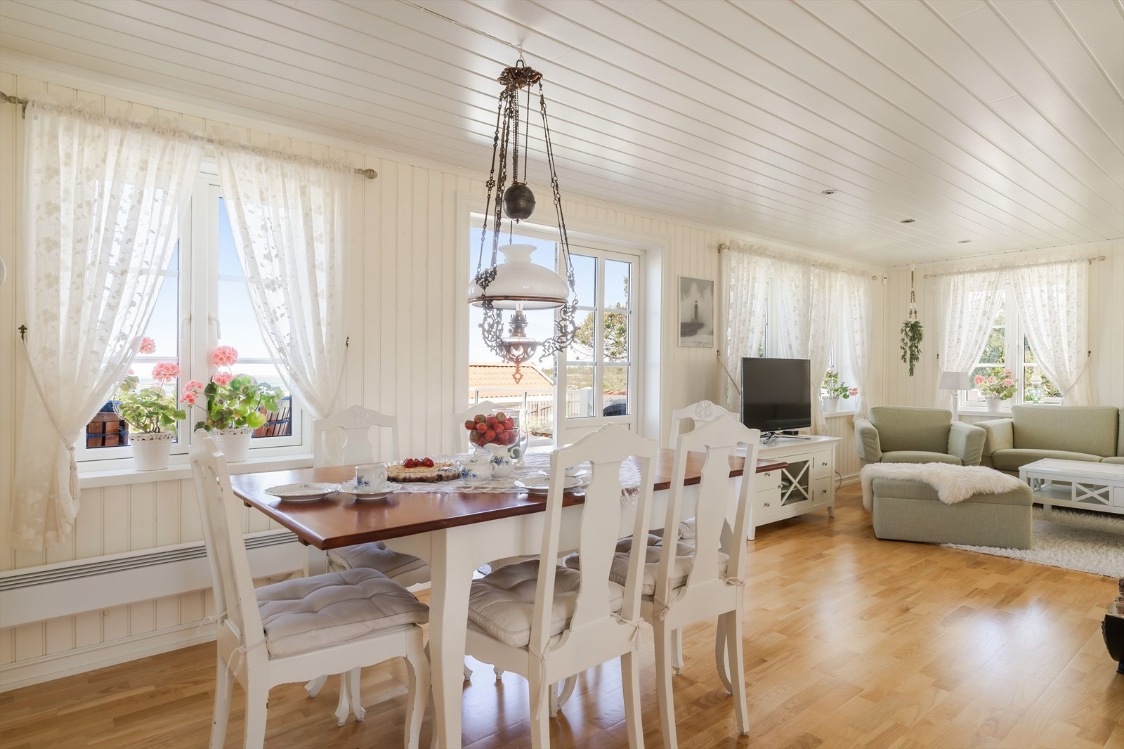 Spisestuen fungerer som et naturlig bindeledd mellom kjøkken og stue, og skaper gode rammer for både hverdagsmåltider og hyggelige sammenkomster. Her er det dobbeldør ut til terrassen og hagen. Galleribilde
