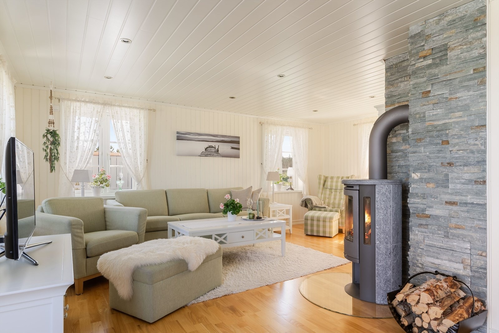 Huset holder en gjennomgående pen og moderne standard. Stuen kan enkelt møbleres etter egne preferanser. Galleribilde