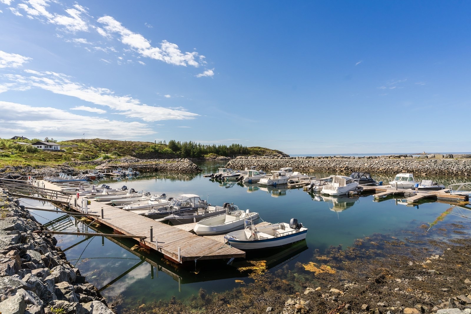 Kun 10 minutters gange fra eiendommen finner du Kråkvika marina, her følger det med båtplass. Galleribilde