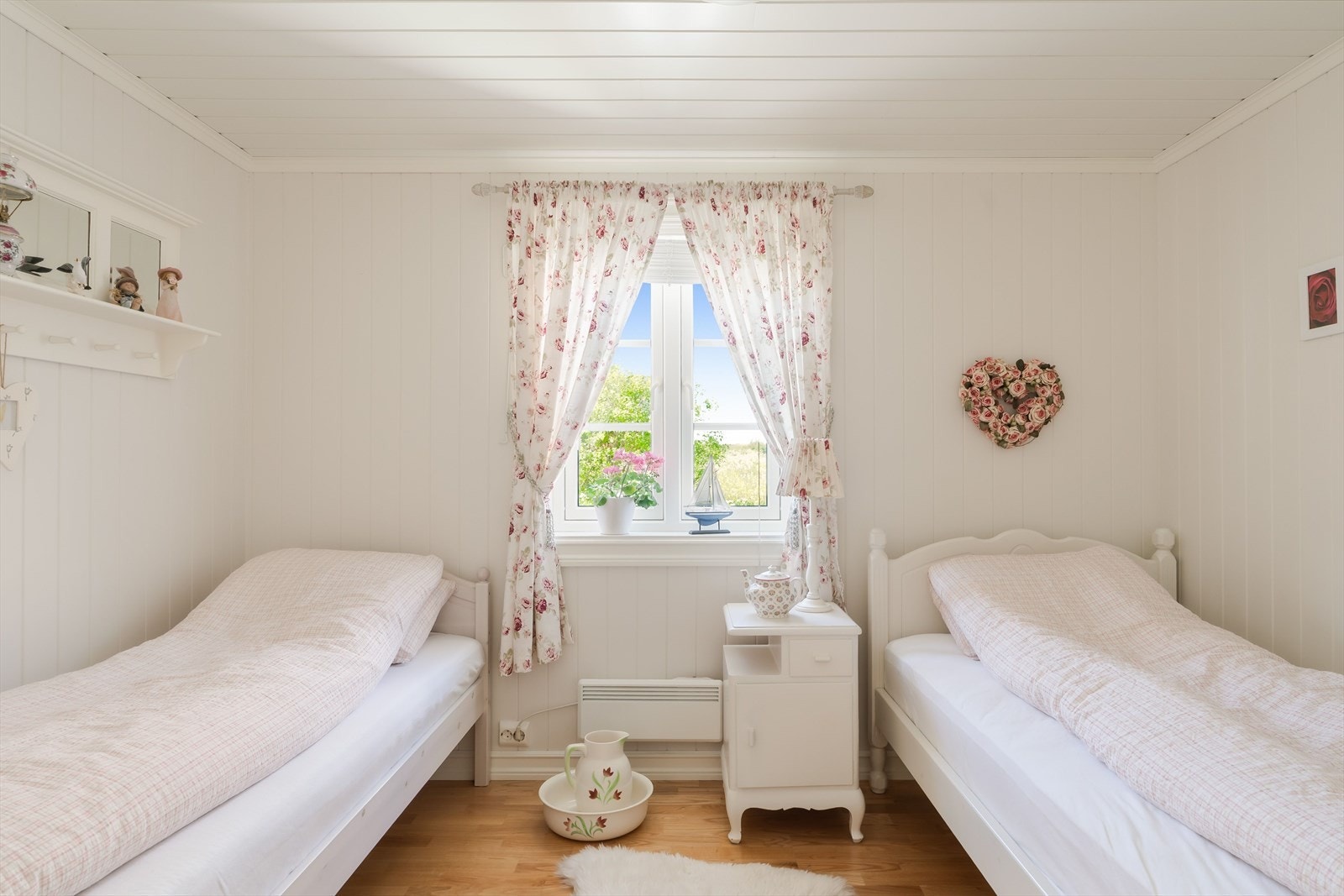 Det andre soverommet i 1. etasje er innredet med to senger og har god plass til overnattende gjester eller familiemedlemmer. Galleribilde