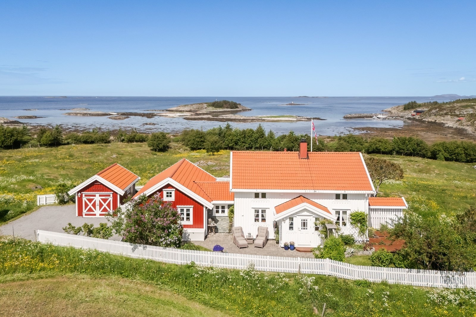 Eiendommen byr på gode parkeringsmuligheter på egen tomt. Galleribilde