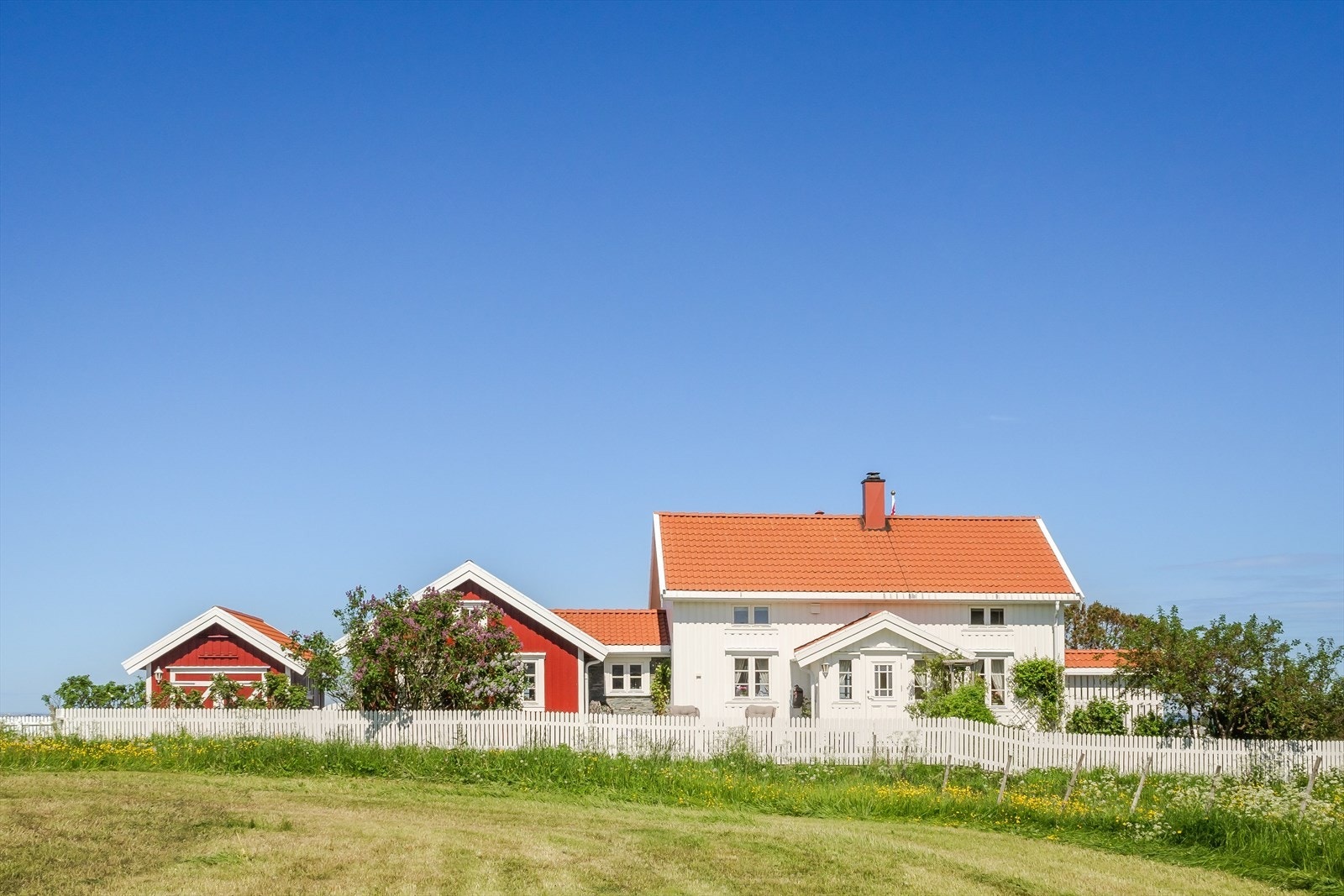 Med en velholdt eiendom, gjennomgående pen standard, klassisk preg og rikelig med sol, ligger alt til rette for en komfortabel fritidstilværelse. Galleribilde