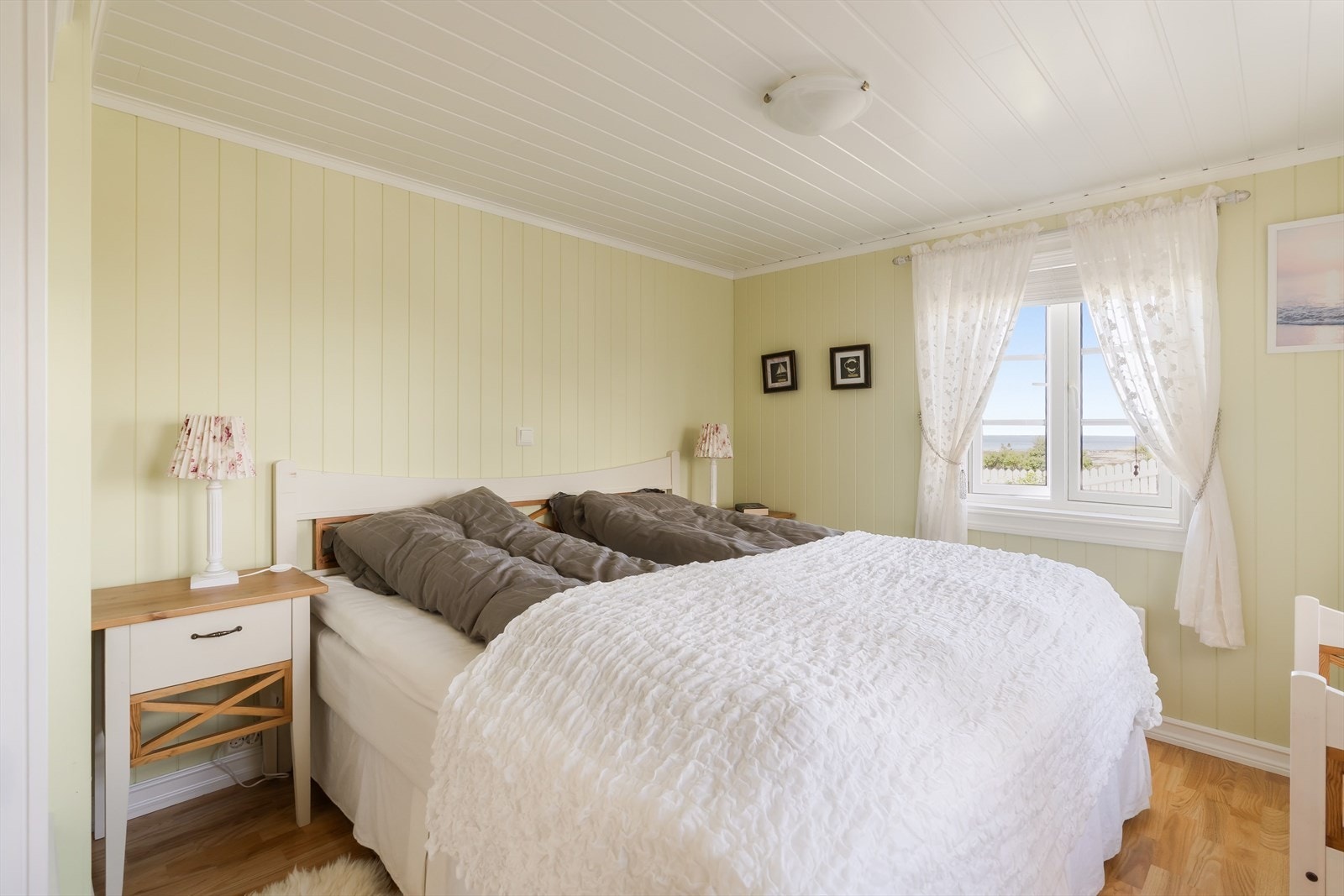 Hovedsoverommet på 10,5 kvm og vender ut mot skjærgården. Her kan du våkne til en fantastisk utsikt. Galleribilde