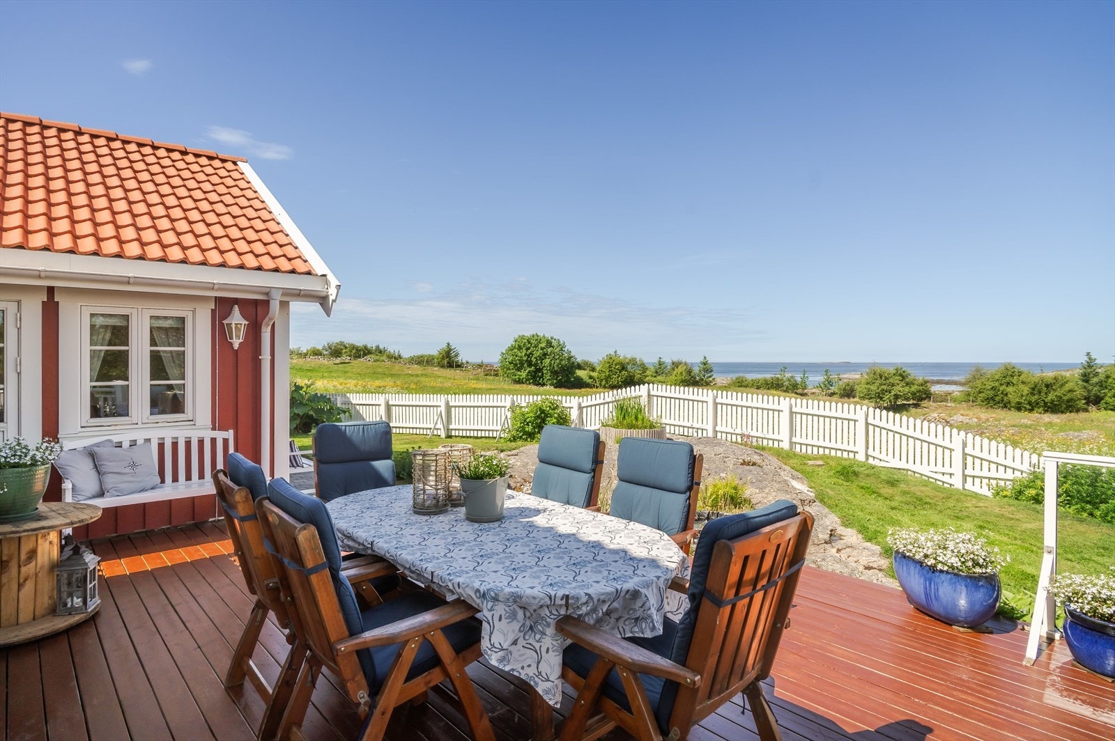 Her er det god plass til å dekke langbord, sette frem grillen og la kveldene flyte ut i gode samtaler og rolige omgivelser. Galleribilde