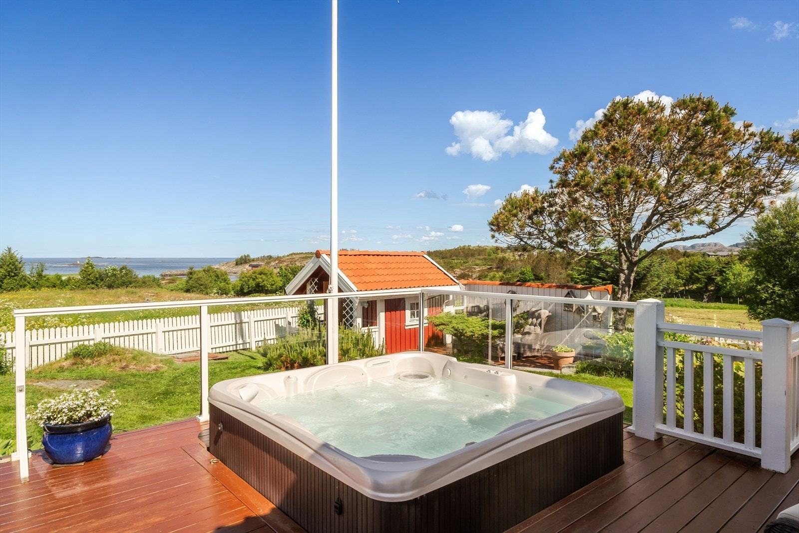 Jacuzzi følger med i handelen. Det er også etablert utvendig dusj. Galleribilde