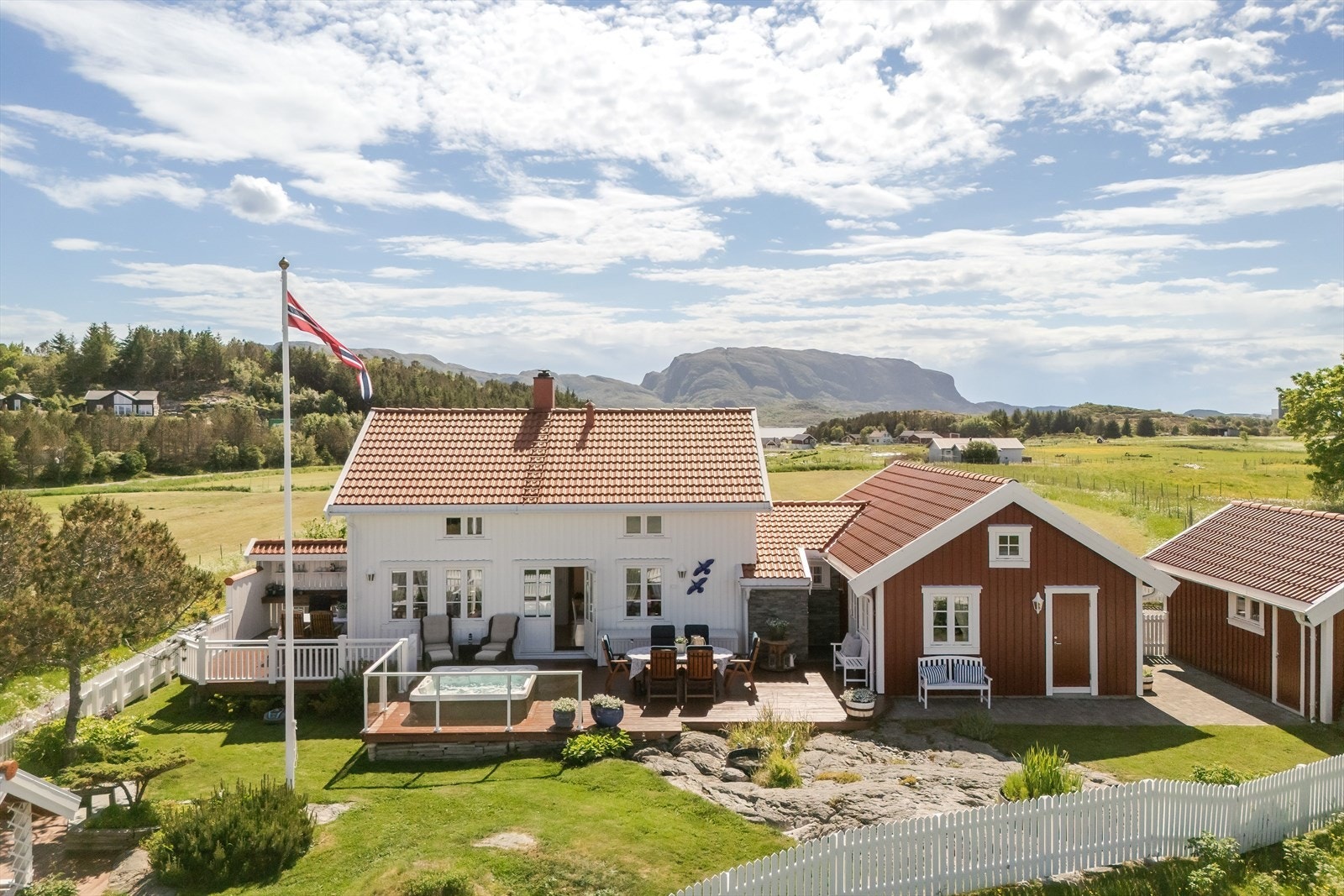Skjermet beliggenhet i rolige omgivelser. Her får du sol hele dagen og en fantastisk panoramautsikt. Galleribilde