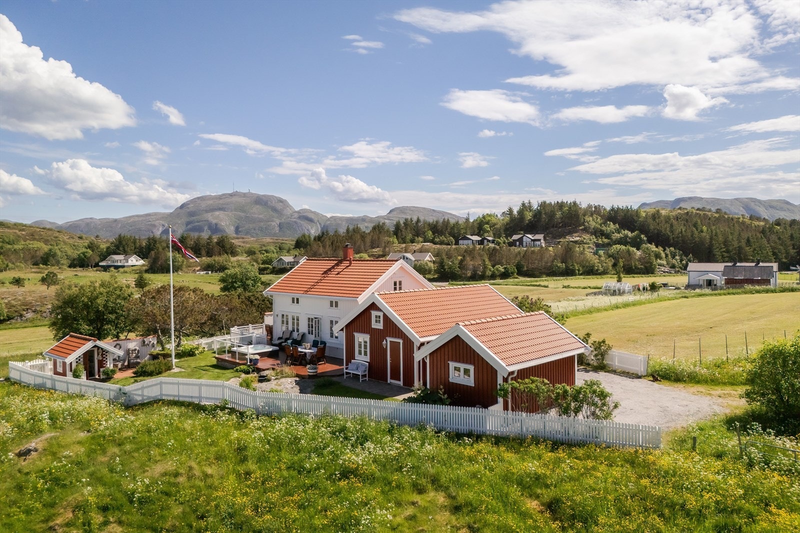 Her er uteområdet mer enn én terrasse - det er flere nivåer og soner som gjør det naturlig å bevege seg mellom ulike oppholdsplasser gjennom dagen. Flytt deg etter sola! Galleribilde