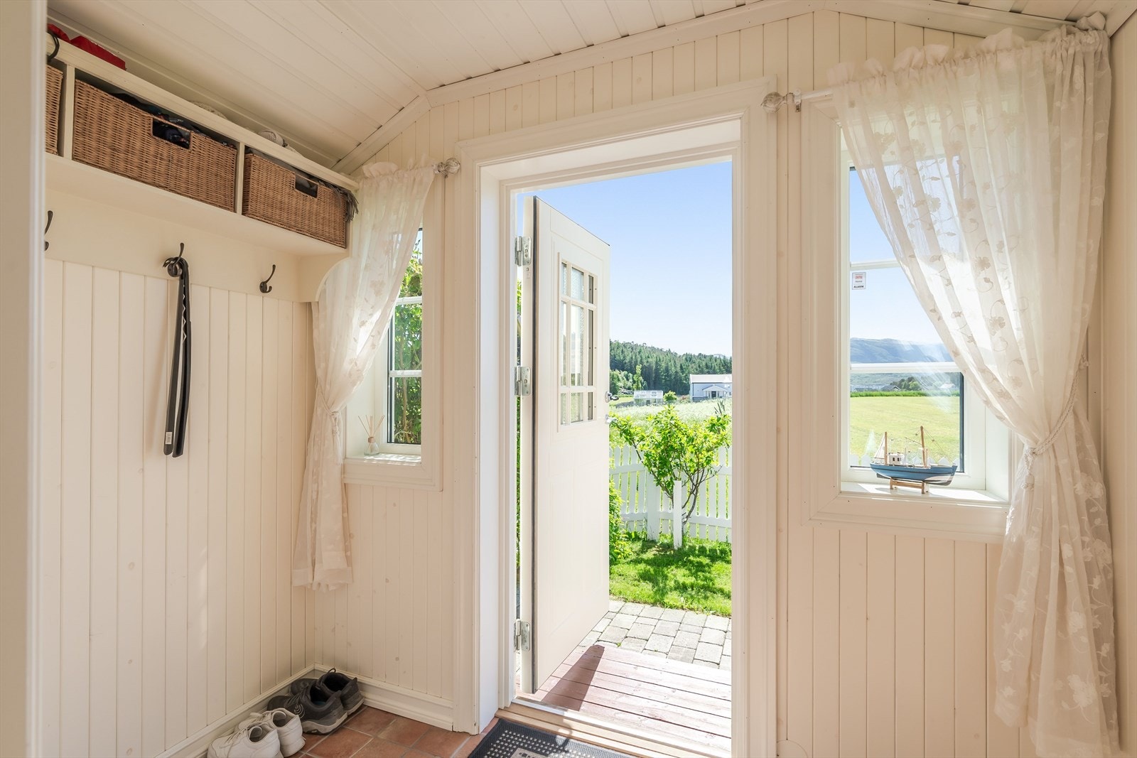 Du ønskes velkommen inn i en innbydende entré som danner en naturlig overgang til boligens øvrige oppholdsrom og gir et godt førsteinntrykk av eiendommen. Galleribilde
