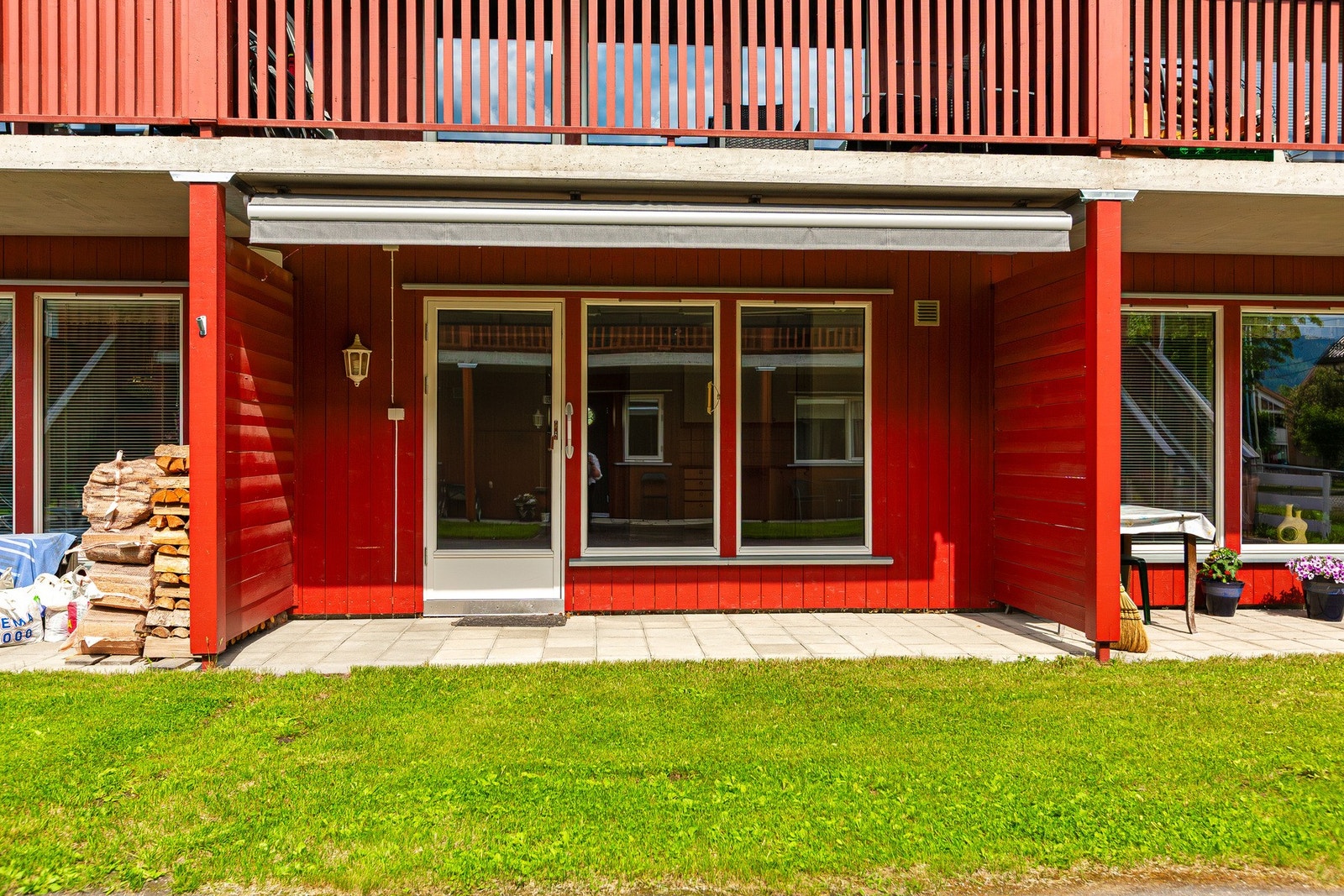 Fra stuen er det utgang til en overbygget terrasse med elektrisk markise som gir et hyggelig uteområde med gode muligheter for møblering. Galleribilde