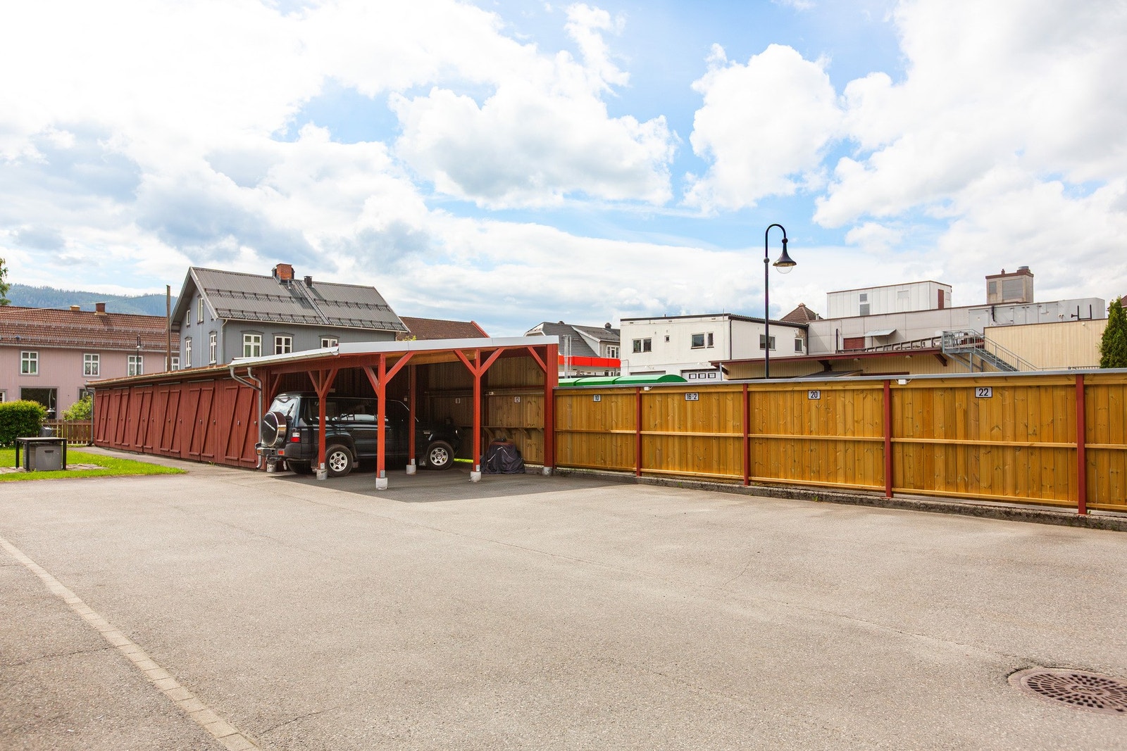 Til leiligheten følger egen carport og utebod. Galleribilde