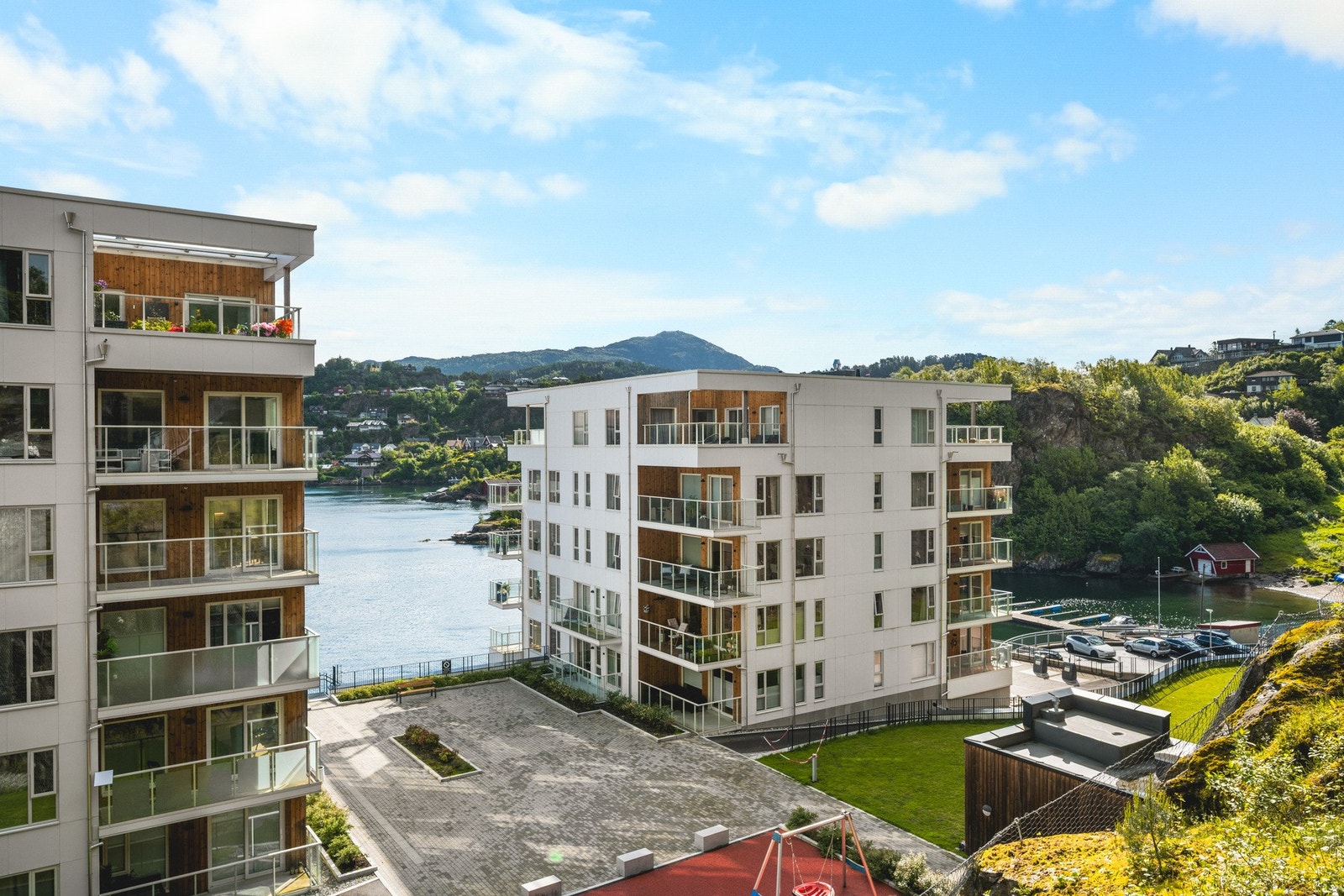 Her bor du i et moderne og attraktivt boligområde på Breivik Brygge, hvor sjøen er nærmeste nabo Galleribilde