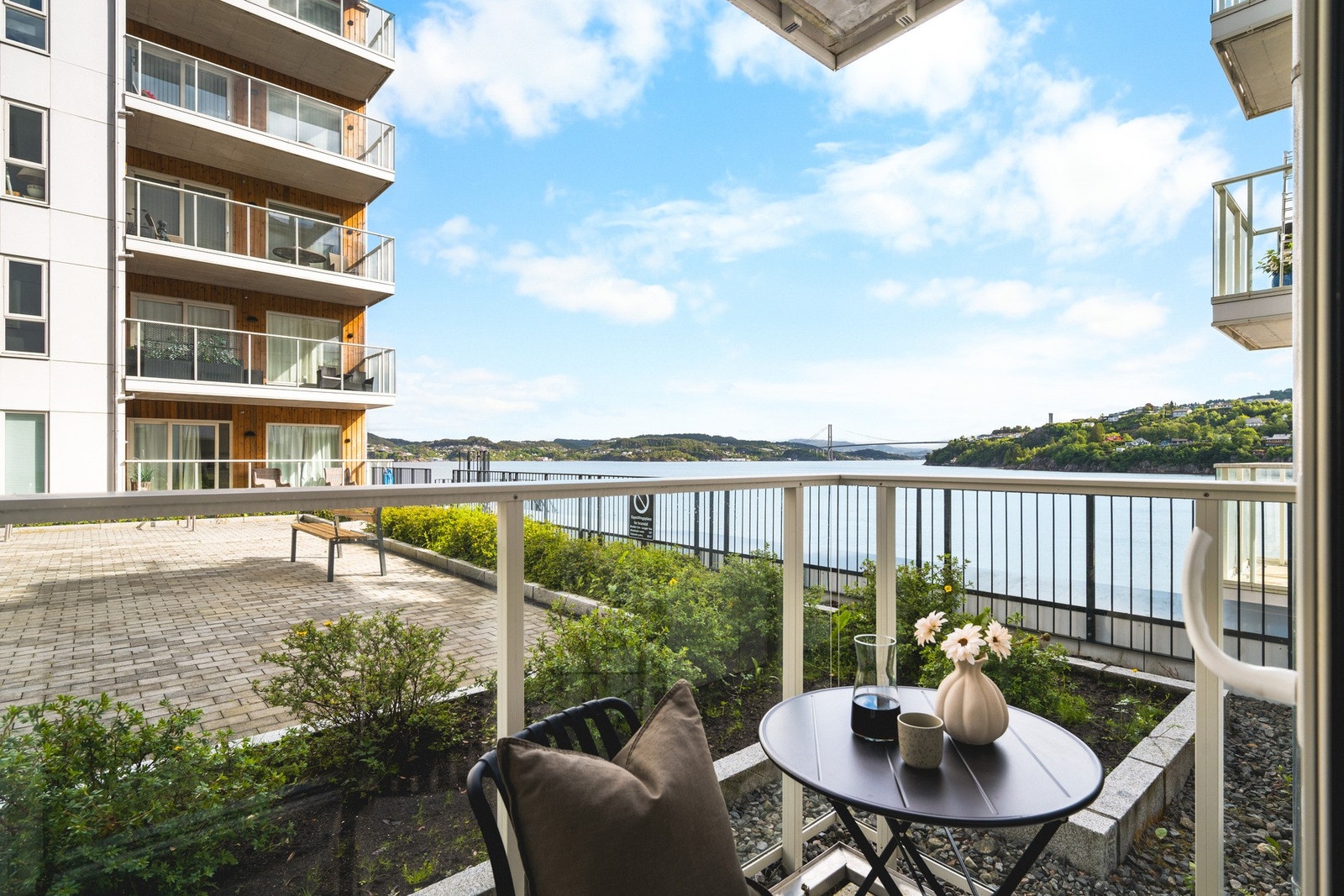 Fra stuen er det utgang til støpt terrassedekke på 6,1 kvm Galleribilde