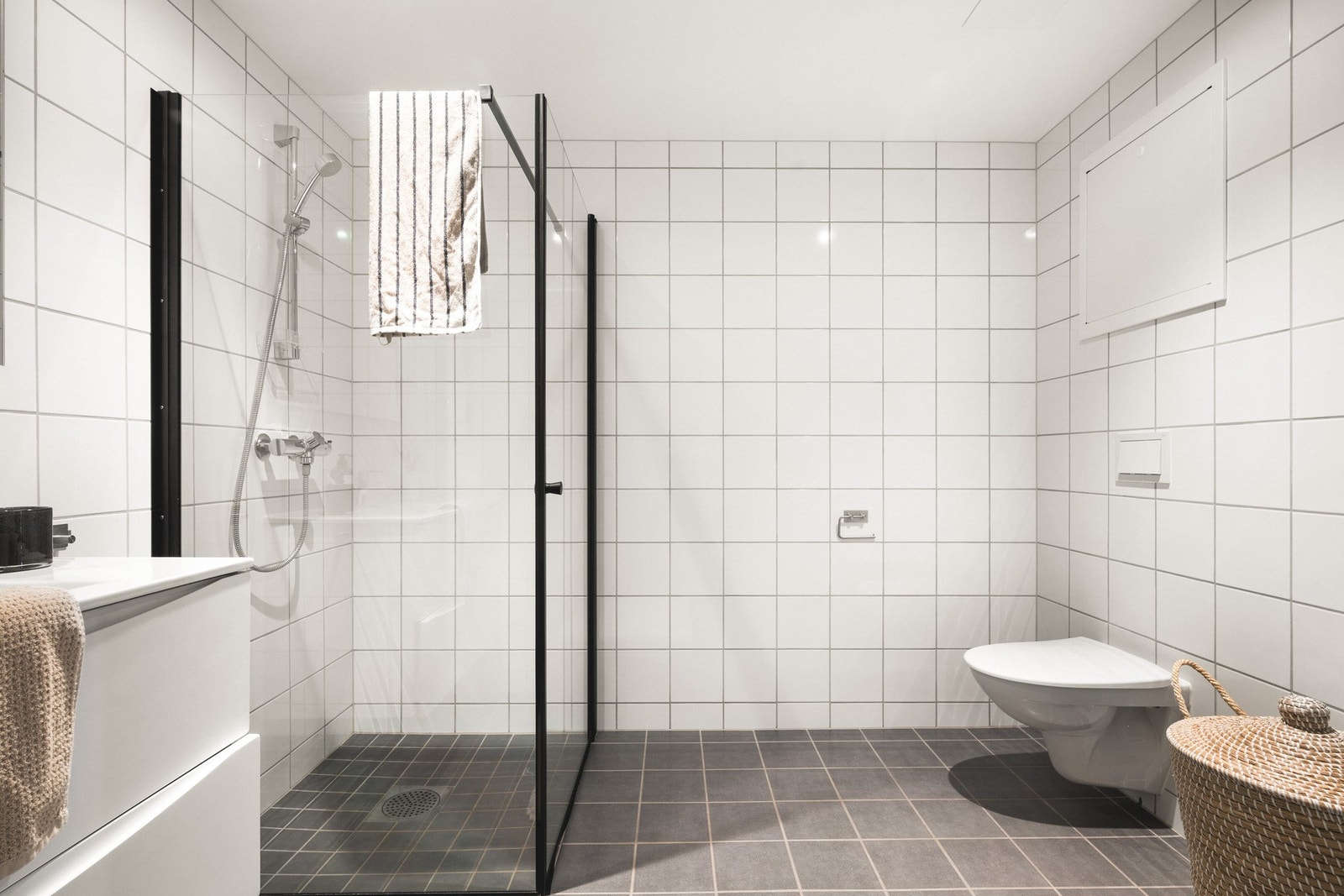 Badet fremstår lekkert og er på 5,7 kvm Galleribilde