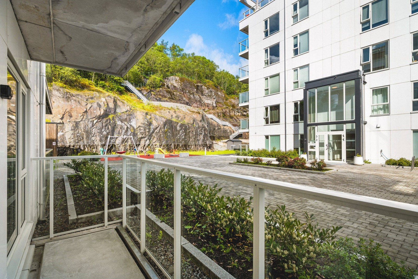 På terrassen er det plass til en sittegruppe og beplantning Galleribilde